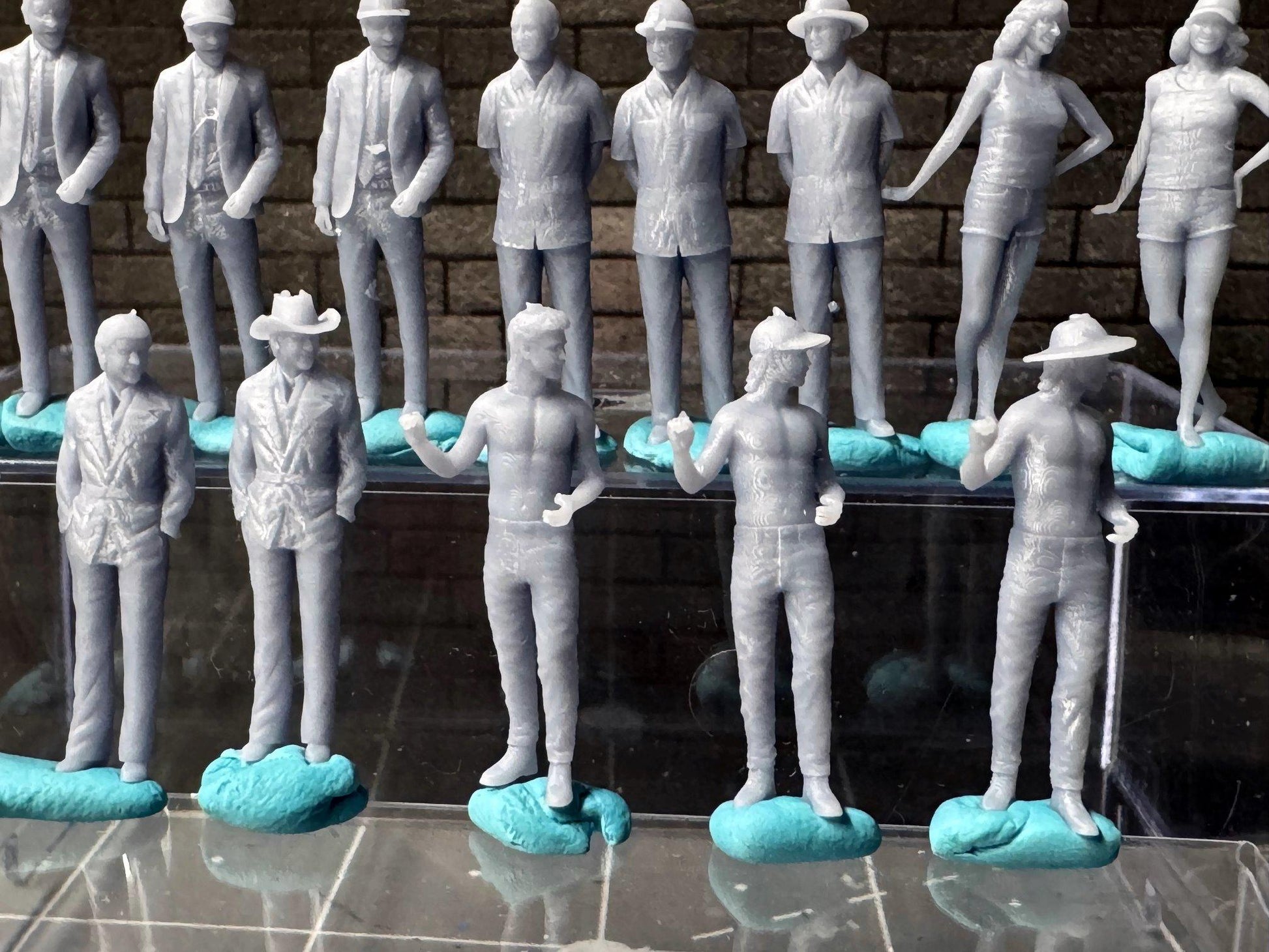 Double G 1:64 Miniature Human Figures - Unpainted - great for Dioramas - Made in the USA LOT 685 Miniature 1.10