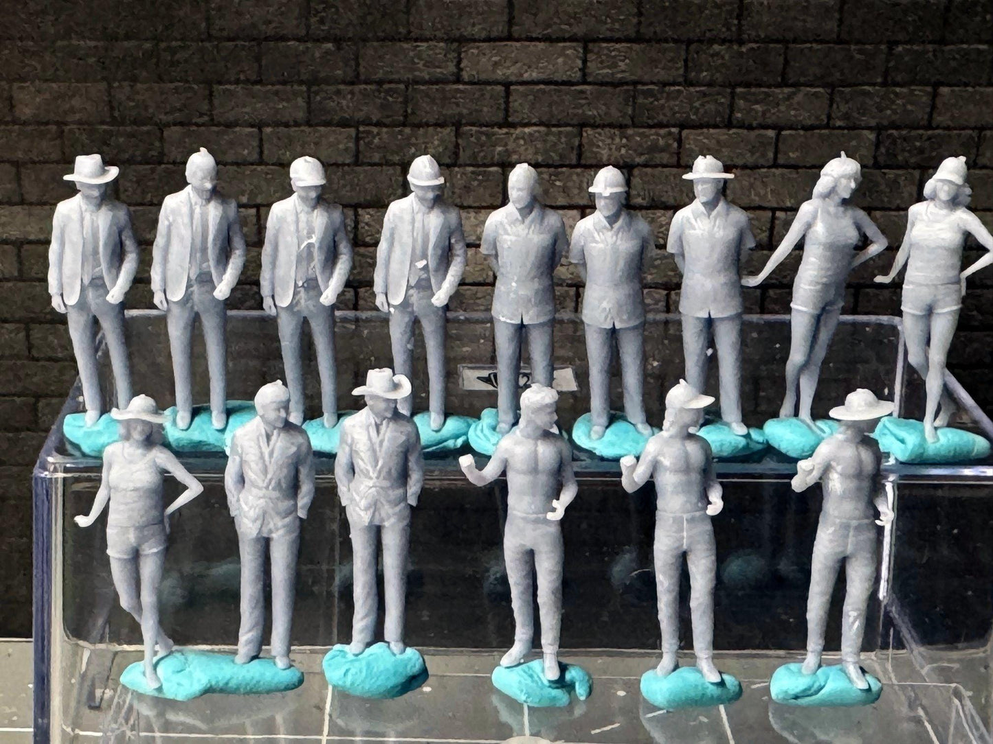 Double G 1:64 Miniature Human Figures - Unpainted - great for Dioramas - Made in the USA LOT 685 Miniature 1.10