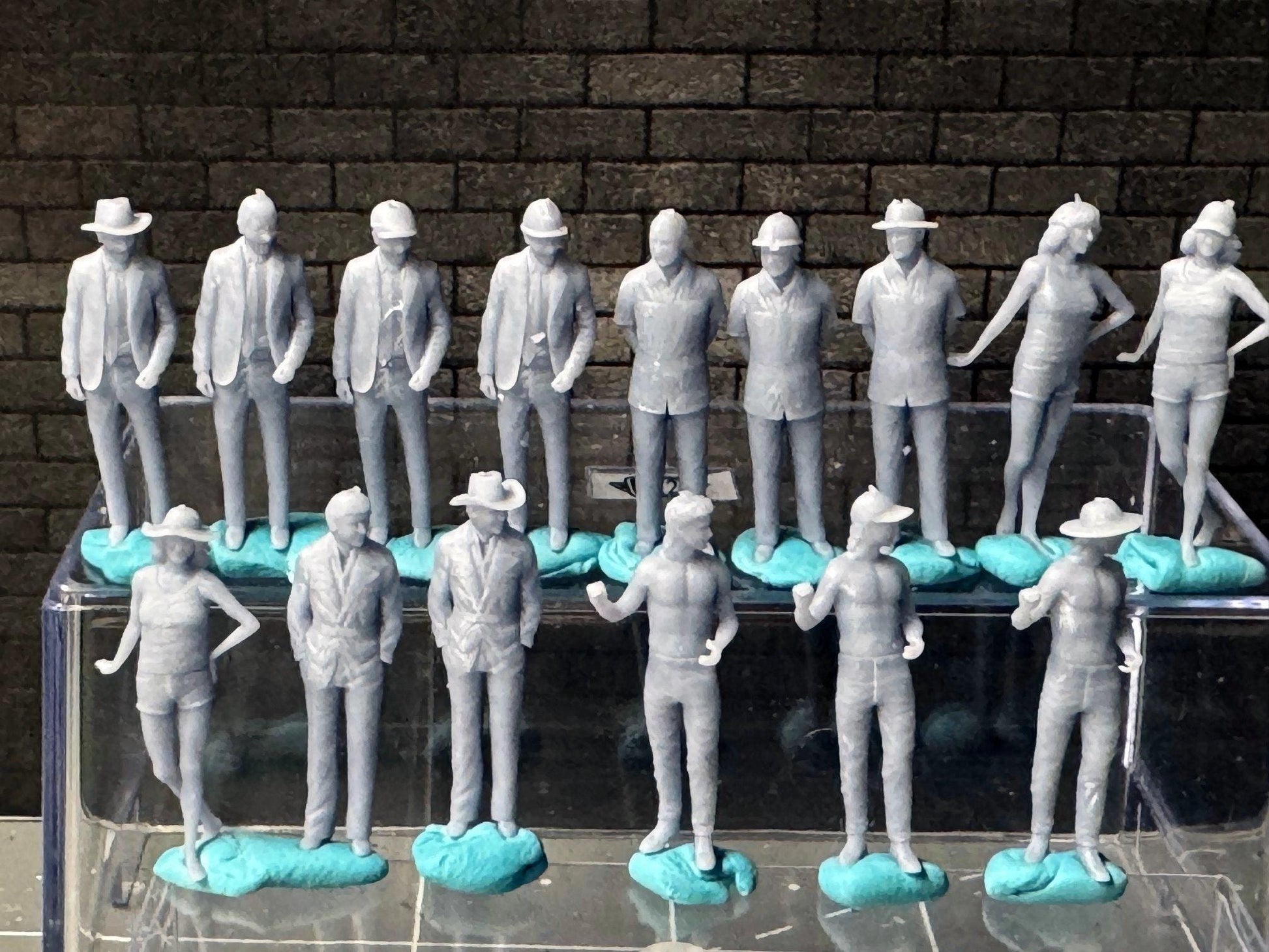 Double G 1:64 Miniature Human Figures - Unpainted - great for Dioramas - Made in the USA LOT 685 Miniature 1.10