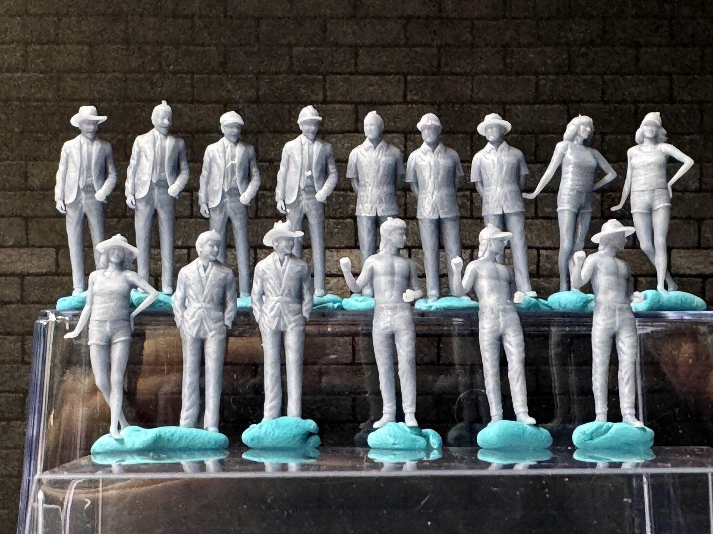 Double G 1:64 Miniature Human Figures - Unpainted - great for Dioramas - Made in the USA LOT 685 Miniature 1.10