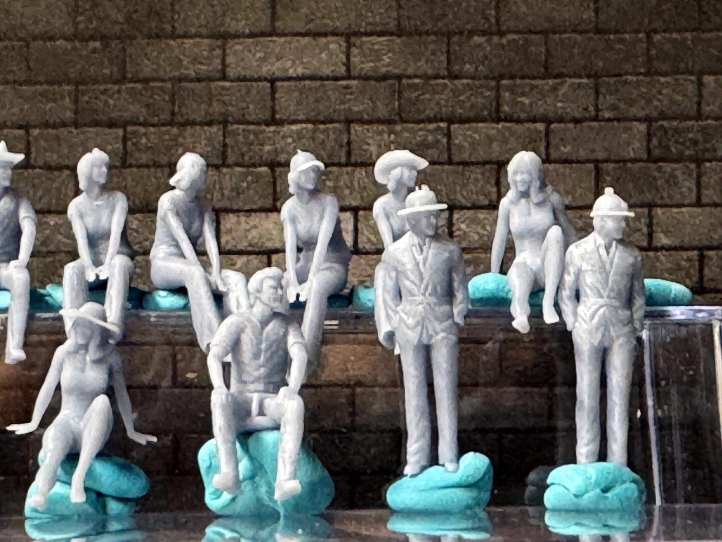Double G 1:64 Miniature Human Figures - Unpainted - great for Dioramas - Made in the USA LOT 685A Miniature 1.10