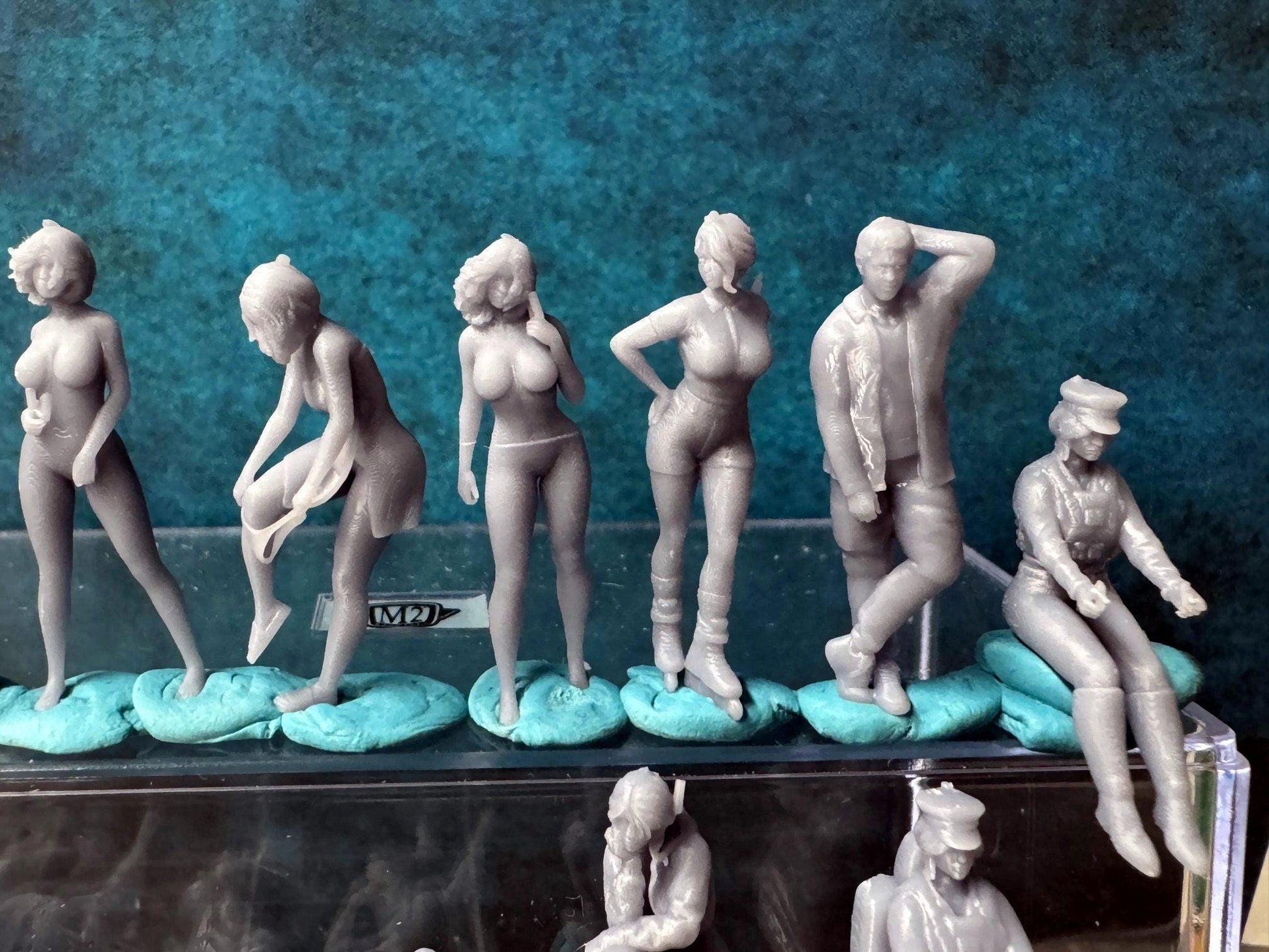 Double G 1:64 Miniature Human Figures - Unpainted - great for Dioramas - Made in the USA LOT 686 Miniature 1.10
