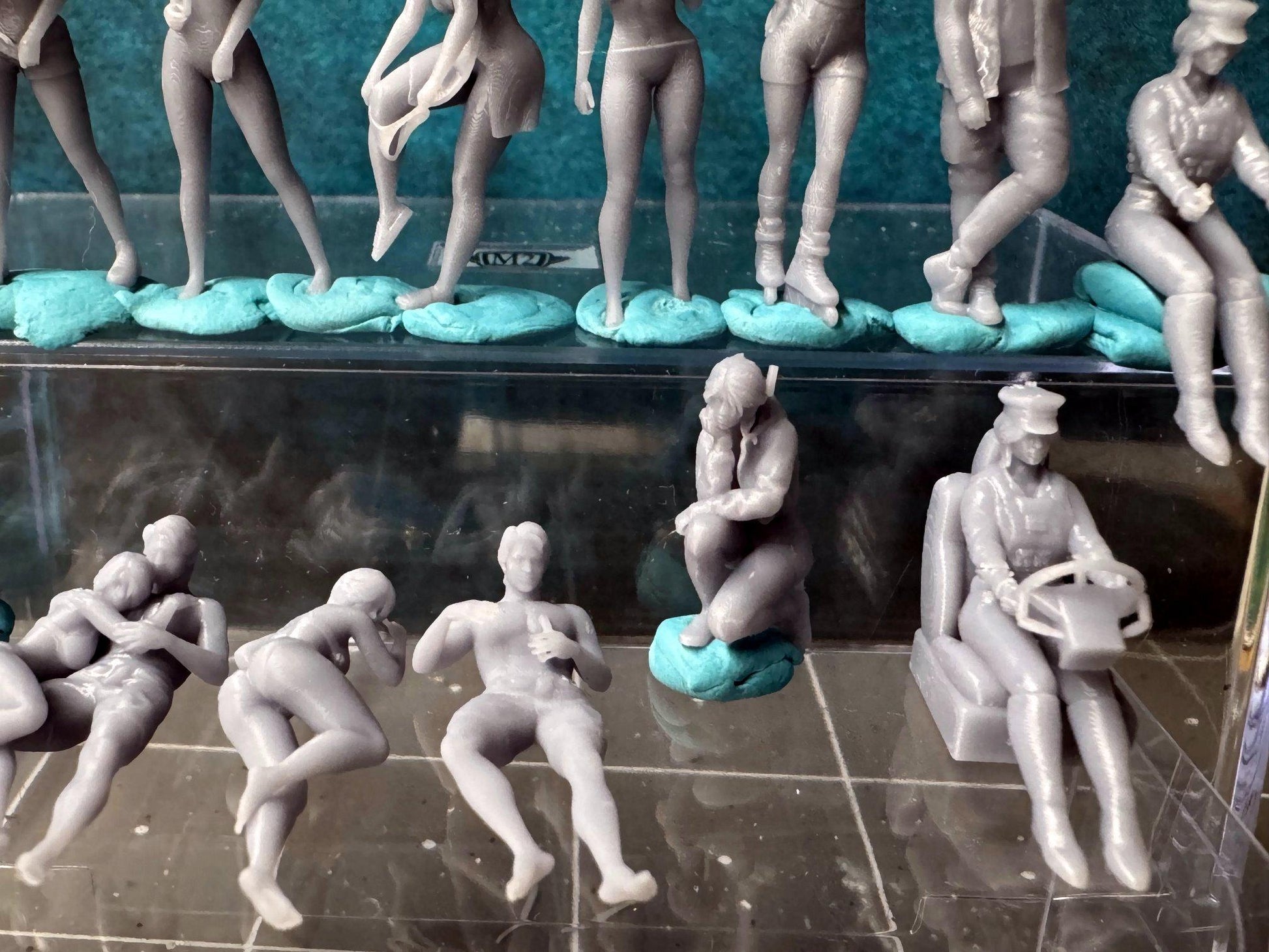 Double G 1:64 Miniature Human Figures - Unpainted - great for Dioramas - Made in the USA LOT 686 Miniature 1.10