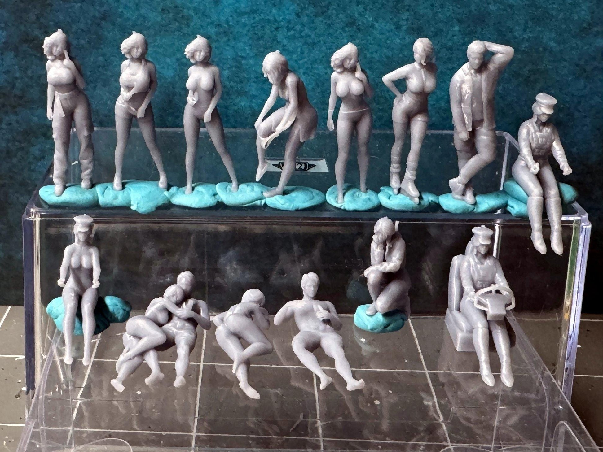 Double G 1:64 Miniature Human Figures - Unpainted - great for Dioramas - Made in the USA LOT 686 Miniature 1.10