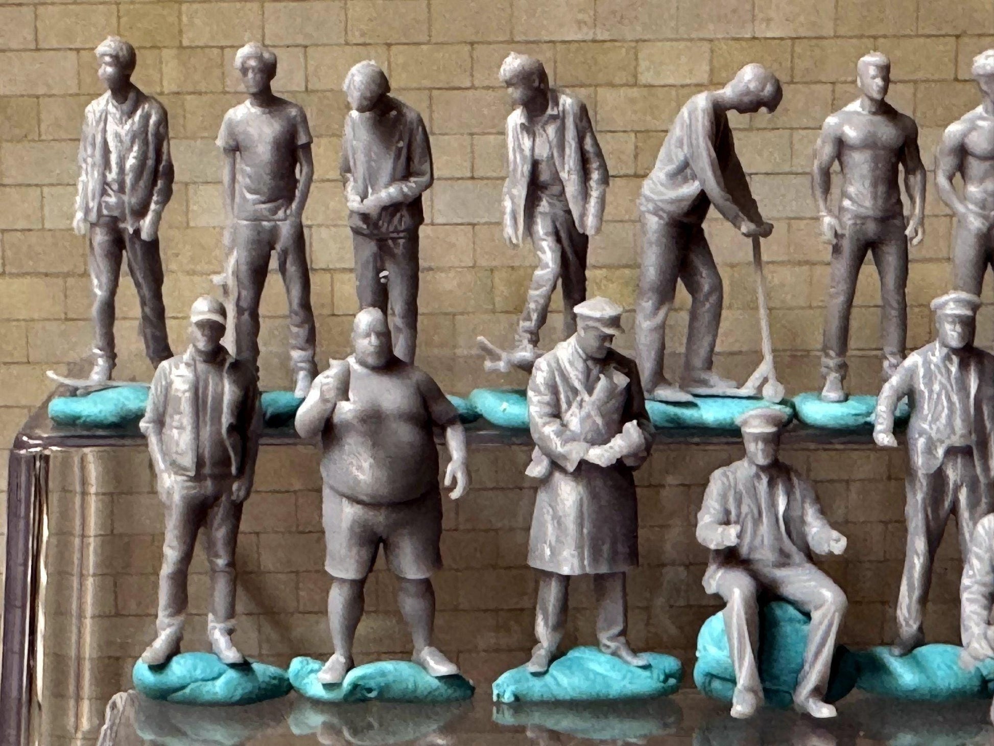 Double G 1:64 Miniature Human Figures - Unpainted - great for Dioramas - Made in the USA LOT 687 Miniature 1.10