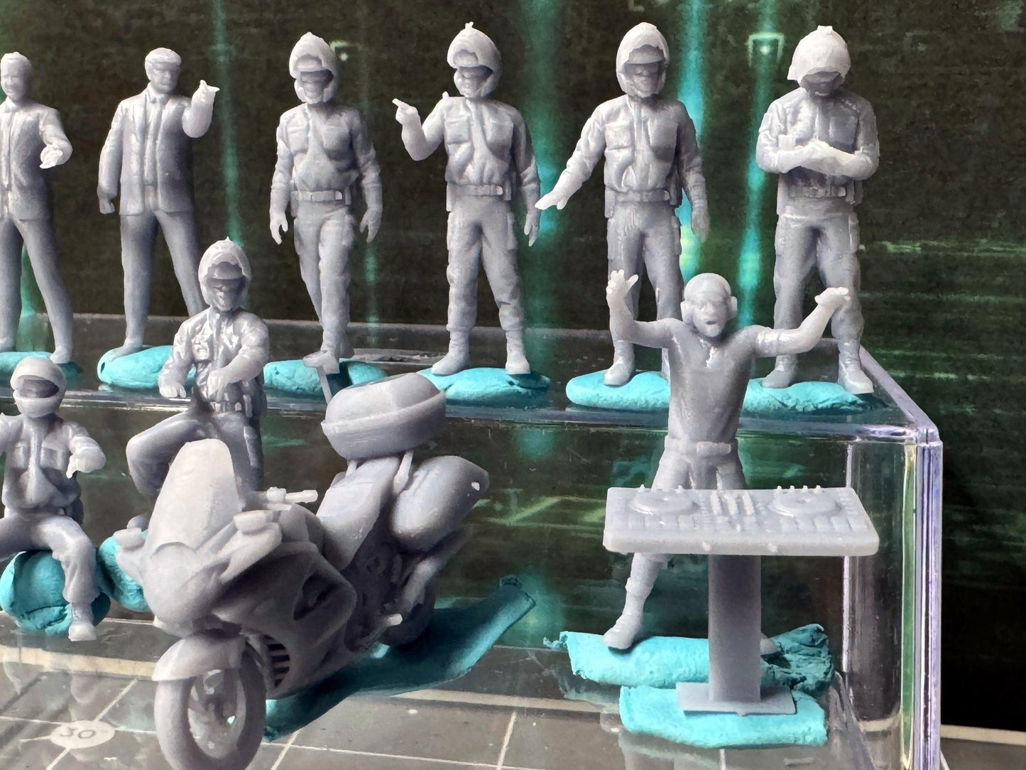 Double G 1:64 Miniature Human Figures - Unpainted - great for Dioramas - Made in the USA LOT 693 Miniature 1.10 Misc People