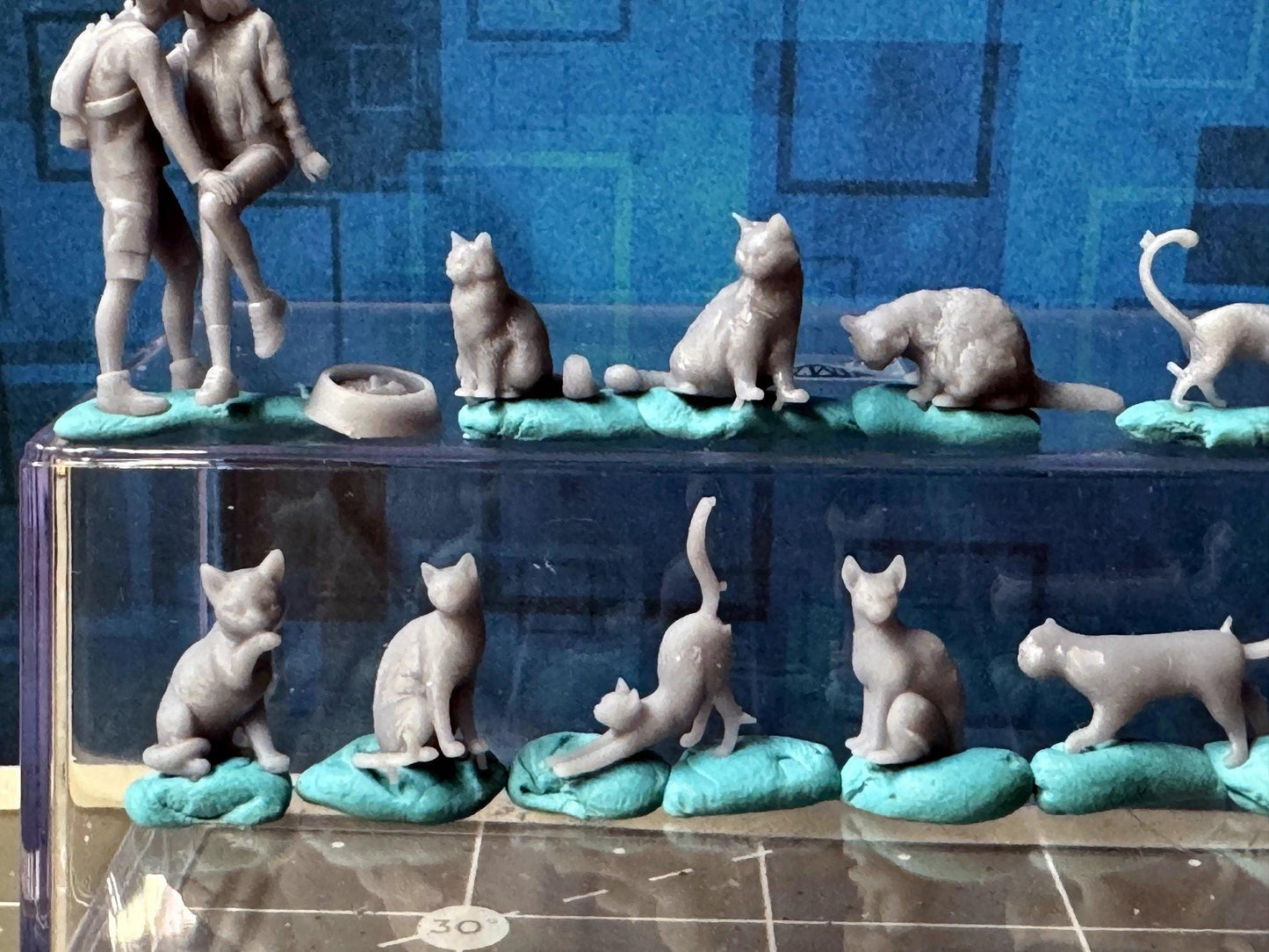 Double G 1:64 Miniature Human Figures - Unpainted - great for Dioramas - Made in the USA LOT 695 Miniature 1.10 Cats