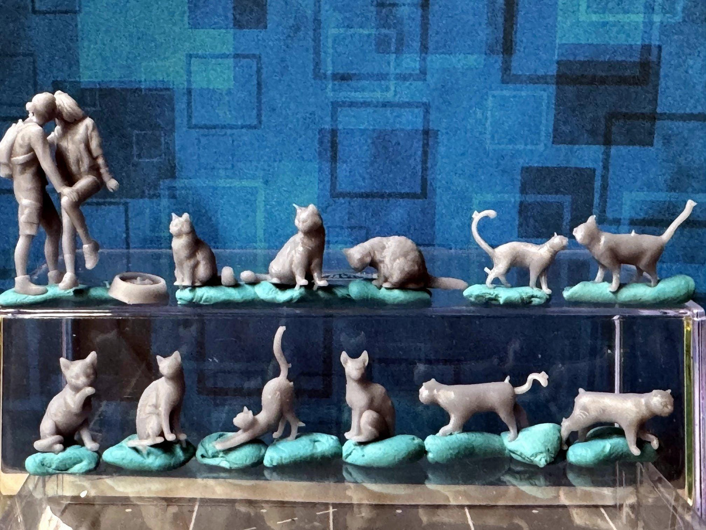 Double G 1:64 Miniature Human Figures - Unpainted - great for Dioramas - Made in the USA LOT 695 Miniature 1.10 Cats