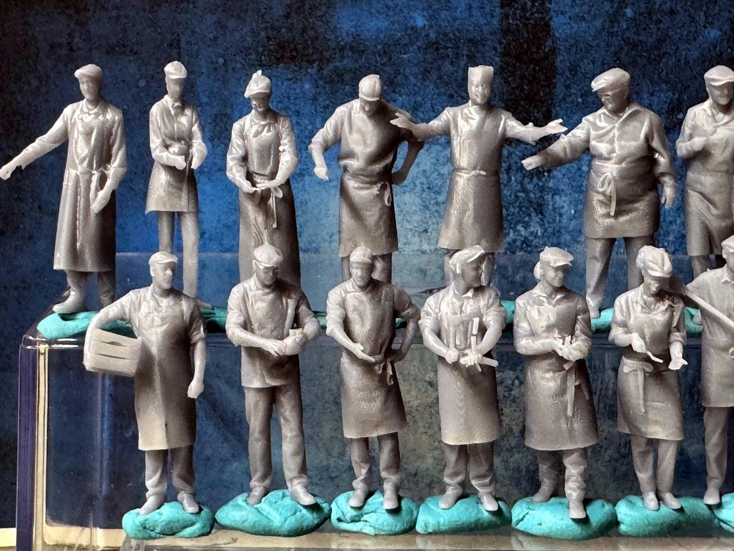 Double G 1:64 Miniature Human Figures - Unpainted - great for Dioramas - Made in the USA LOT 696 Miniature 1.10 Chefs / Cooks