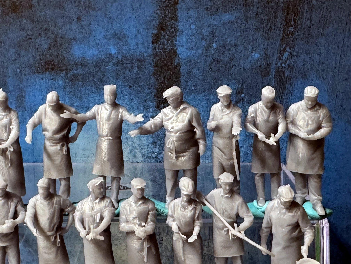 Double G 1:64 Miniature Human Figures - Unpainted - great for Dioramas - Made in the USA LOT 696 Miniature 1.10 Chefs / Cooks