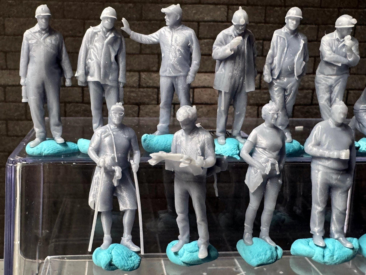 Double G 1:64 Miniature Human Figures - Unpainted - great for Dioramas - Made in the USA LOT 700 Miniature 1.10 Misc People