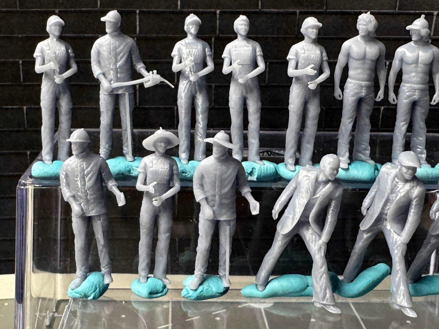 Double G 1:64 Miniature Human Figures - Unpainted - great for Dioramas - Made in the USA LOT 701 Miniature 1.10 Misc People