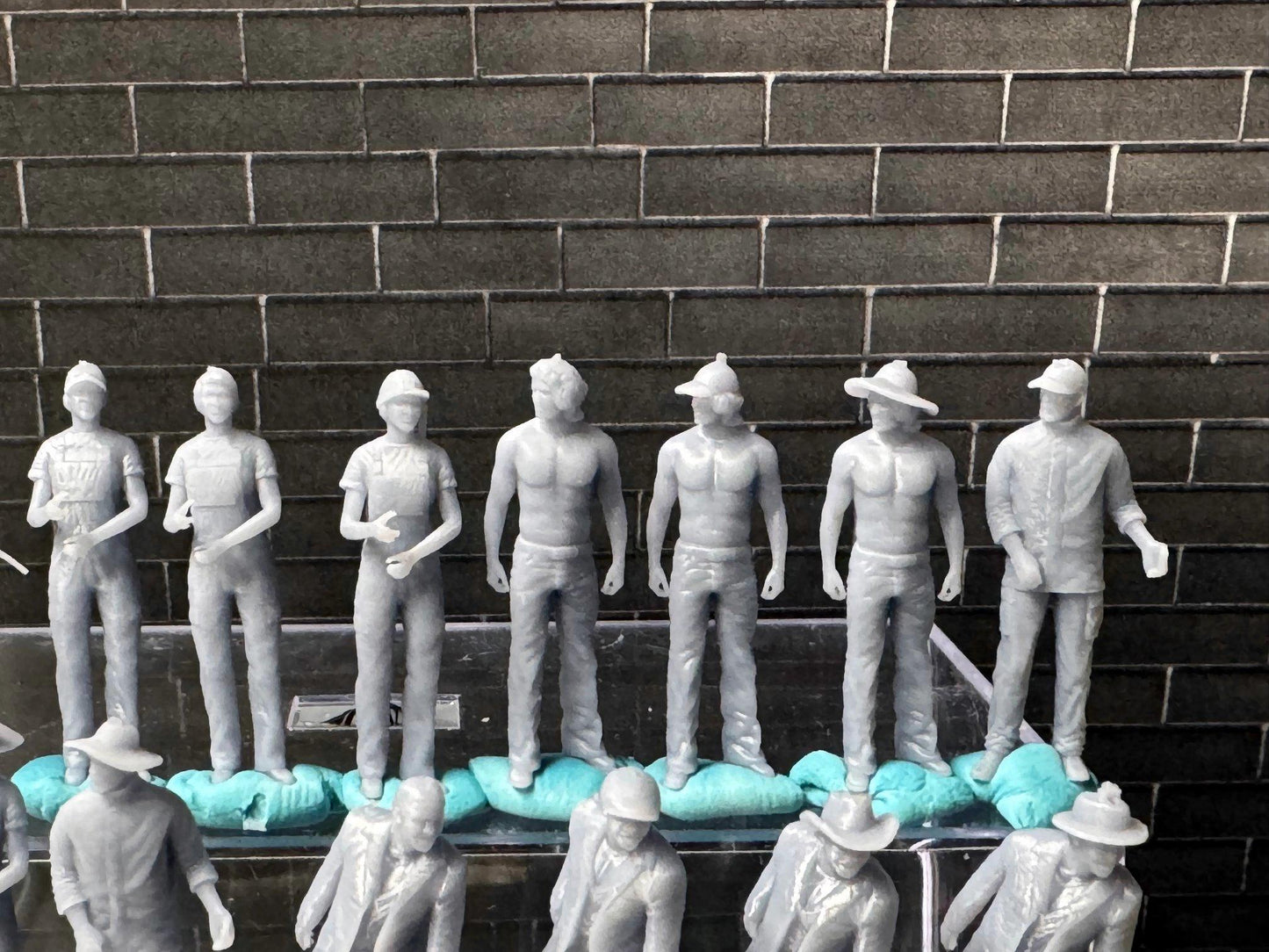 Double G 1:64 Miniature Human Figures - Unpainted - great for Dioramas - Made in the USA LOT 701 Miniature 1.10 Misc People