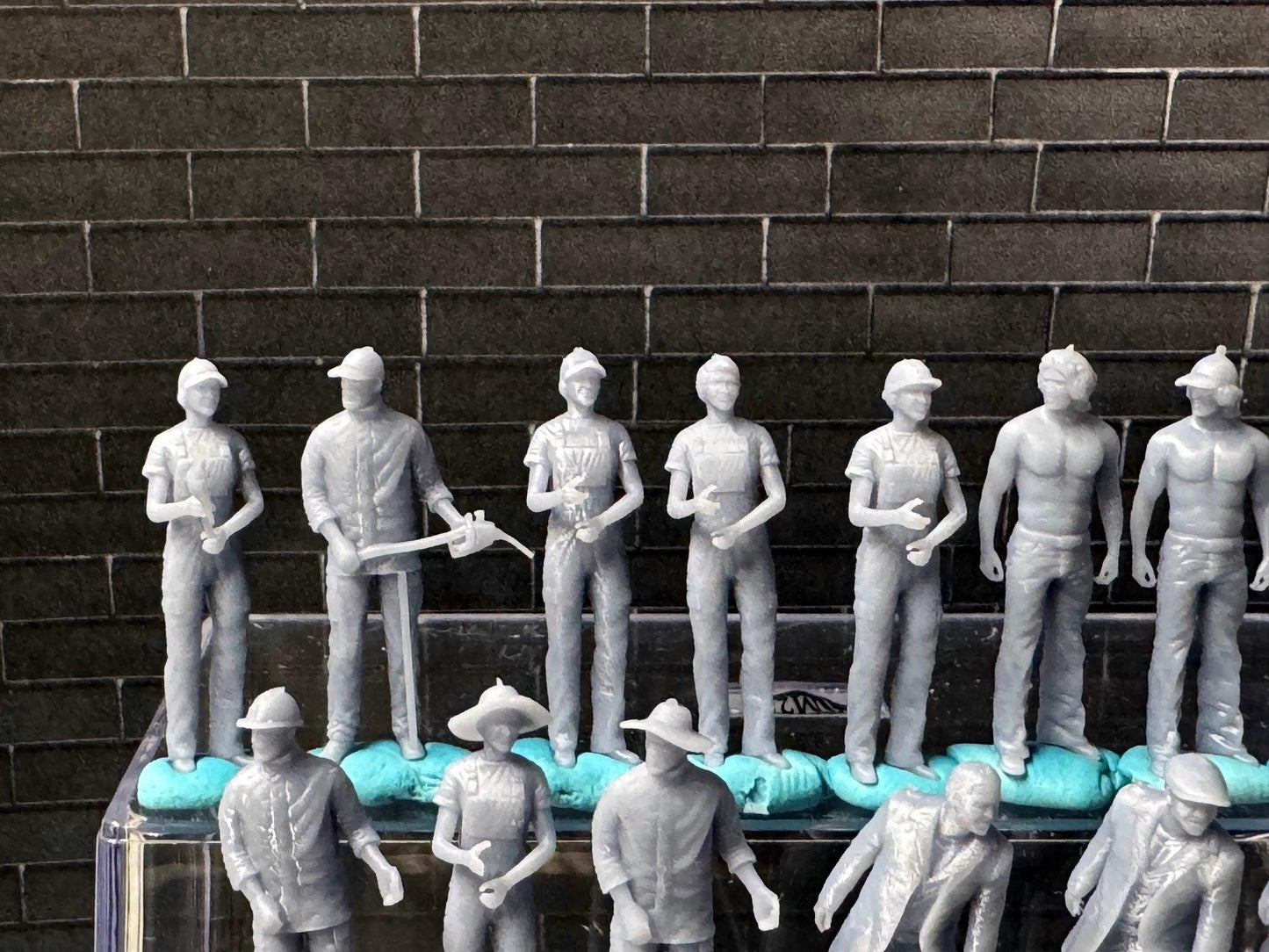 Double G 1:64 Miniature Human Figures - Unpainted - great for Dioramas - Made in the USA LOT 701 Miniature 1.10 Misc People