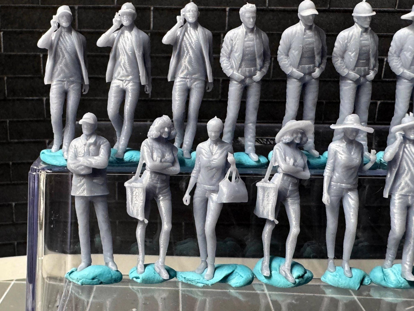 Double G 1:64 Miniature Human Figures - Unpainted - great for Dioramas - Made in the USA LOT 689 Miniature 1.10