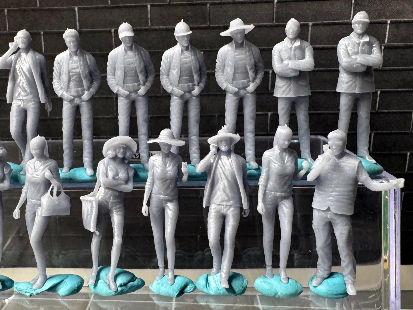 Double G 1:64 Miniature Human Figures - Unpainted - great for Dioramas - Made in the USA LOT 689 Miniature 1.10