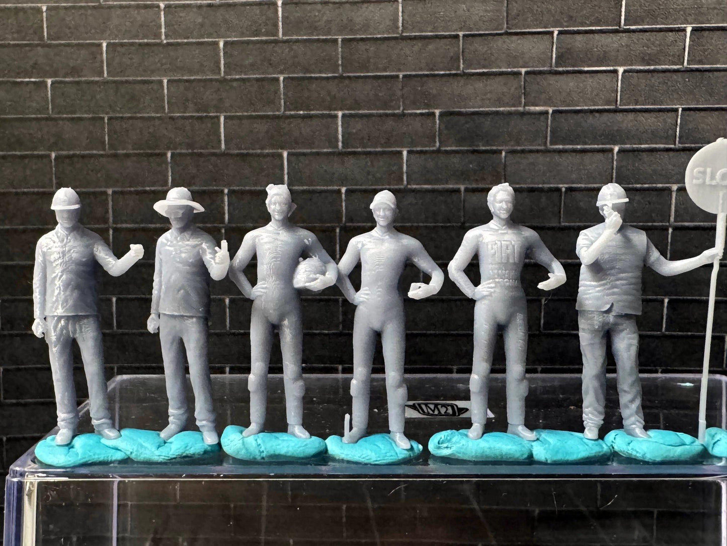 Double G 1:64 Miniature Human Figures - Unpainted - great for Dioramas - Made in the USA LOT 689A Miniature 1.10
