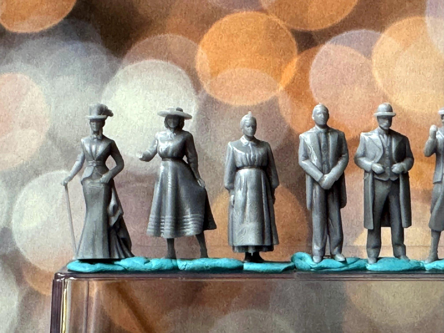 Double G 1:64 Miniature Human Figures - Unpainted - great for Dioramas - Made in the USA LOT 690 Miniature 1.10 Retro Folks