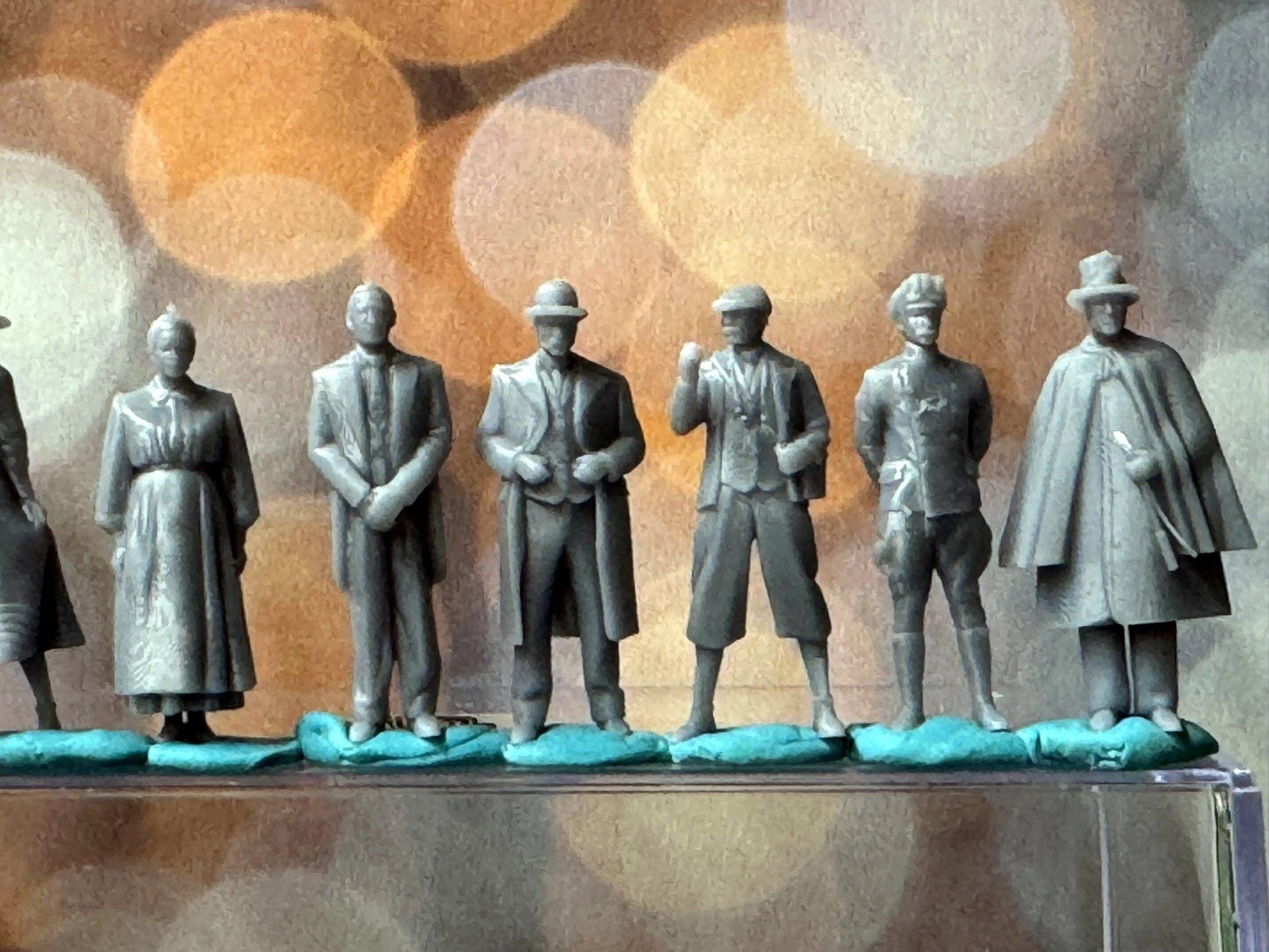 Double G 1:64 Miniature Human Figures - Unpainted - great for Dioramas - Made in the USA LOT 690 Miniature 1.10 Retro Folks