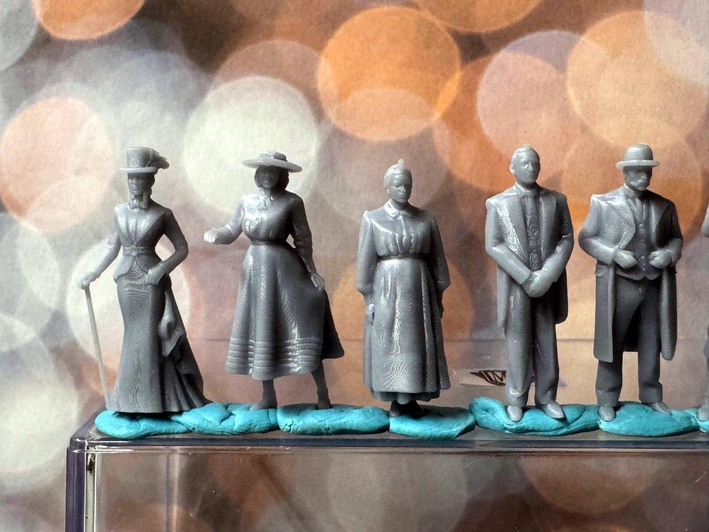 Double G 1:64 Miniature Human Figures - Unpainted - great for Dioramas - Made in the USA LOT 690 Miniature 1.10 Retro Folks