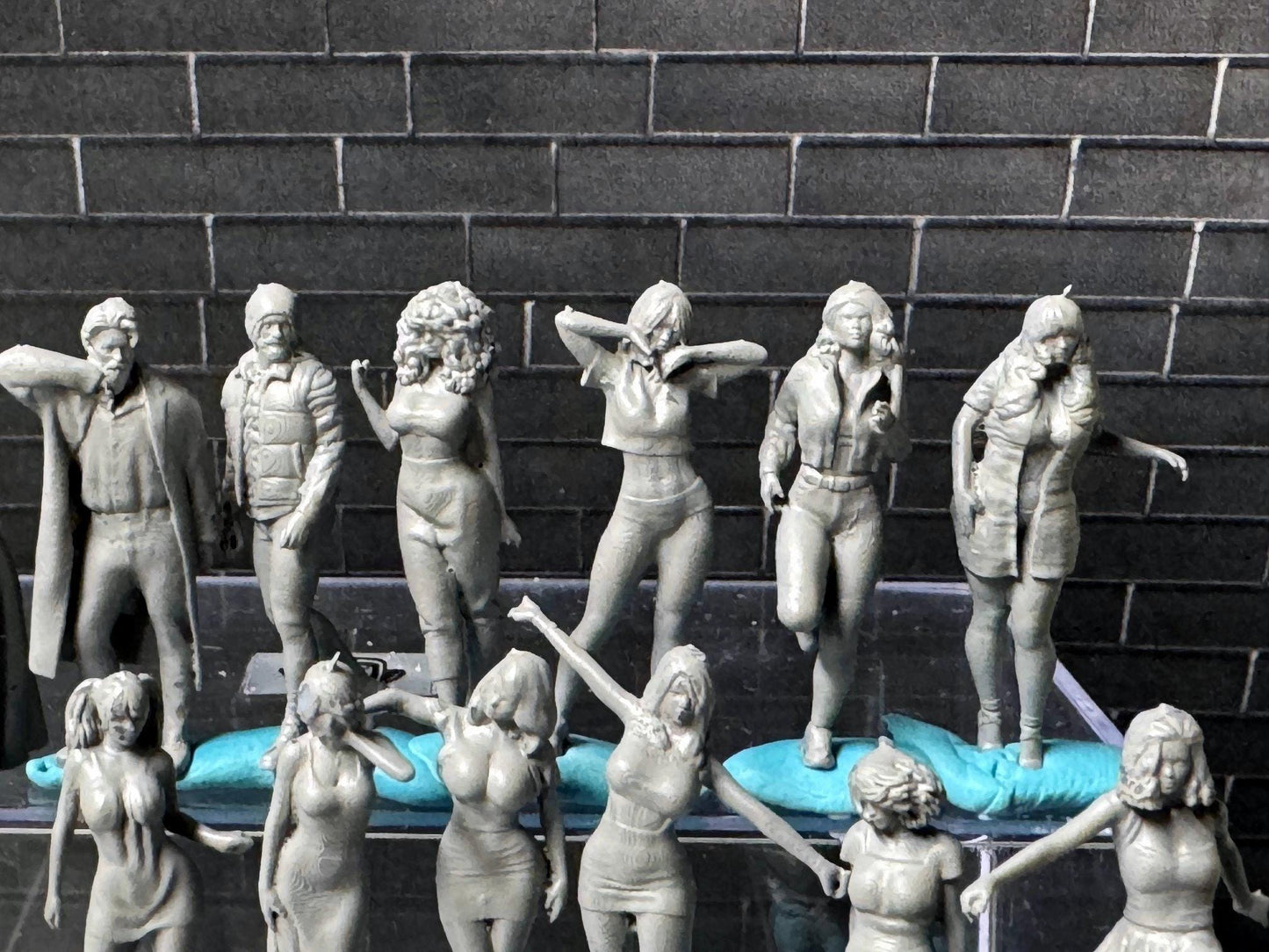 Double G 1:64 Miniature Human Figures - Unpainted - great for Dioramas - Made in the USA LOT 702 Miniature 1.10 Misc People