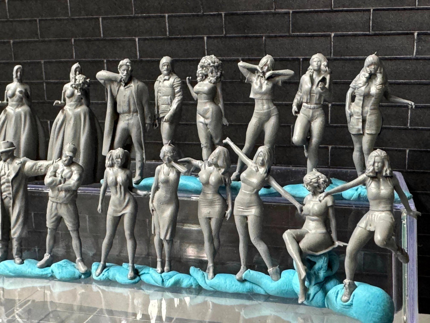 Double G 1:64 Miniature Human Figures - Unpainted - great for Dioramas - Made in the USA LOT 702 Miniature 1.10 Misc People