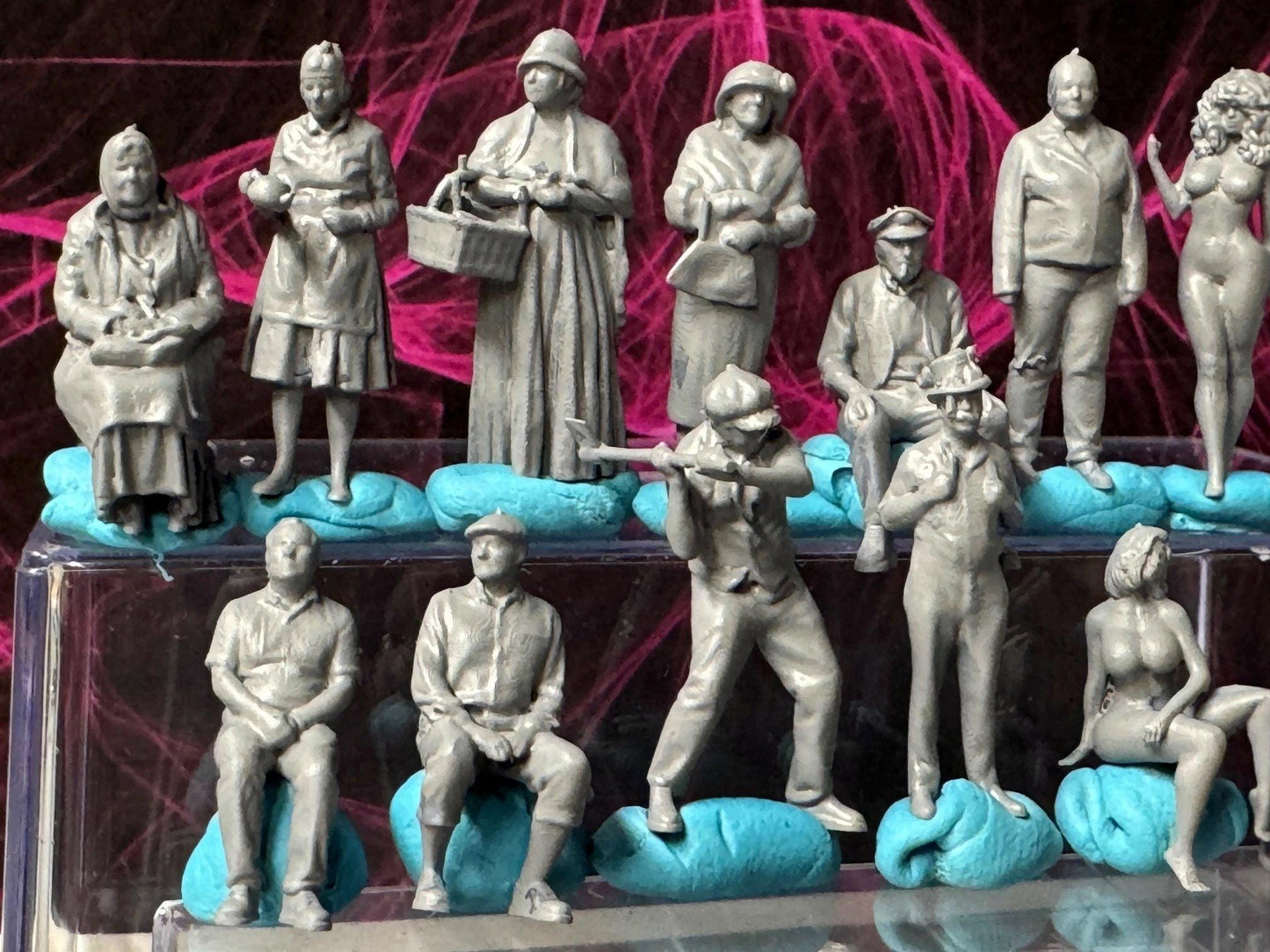 Double G 1:64 Miniature Human Figures - Unpainted - great for Dioramas - Made in the USA LOT 704 Miniature 1.10 Misc People