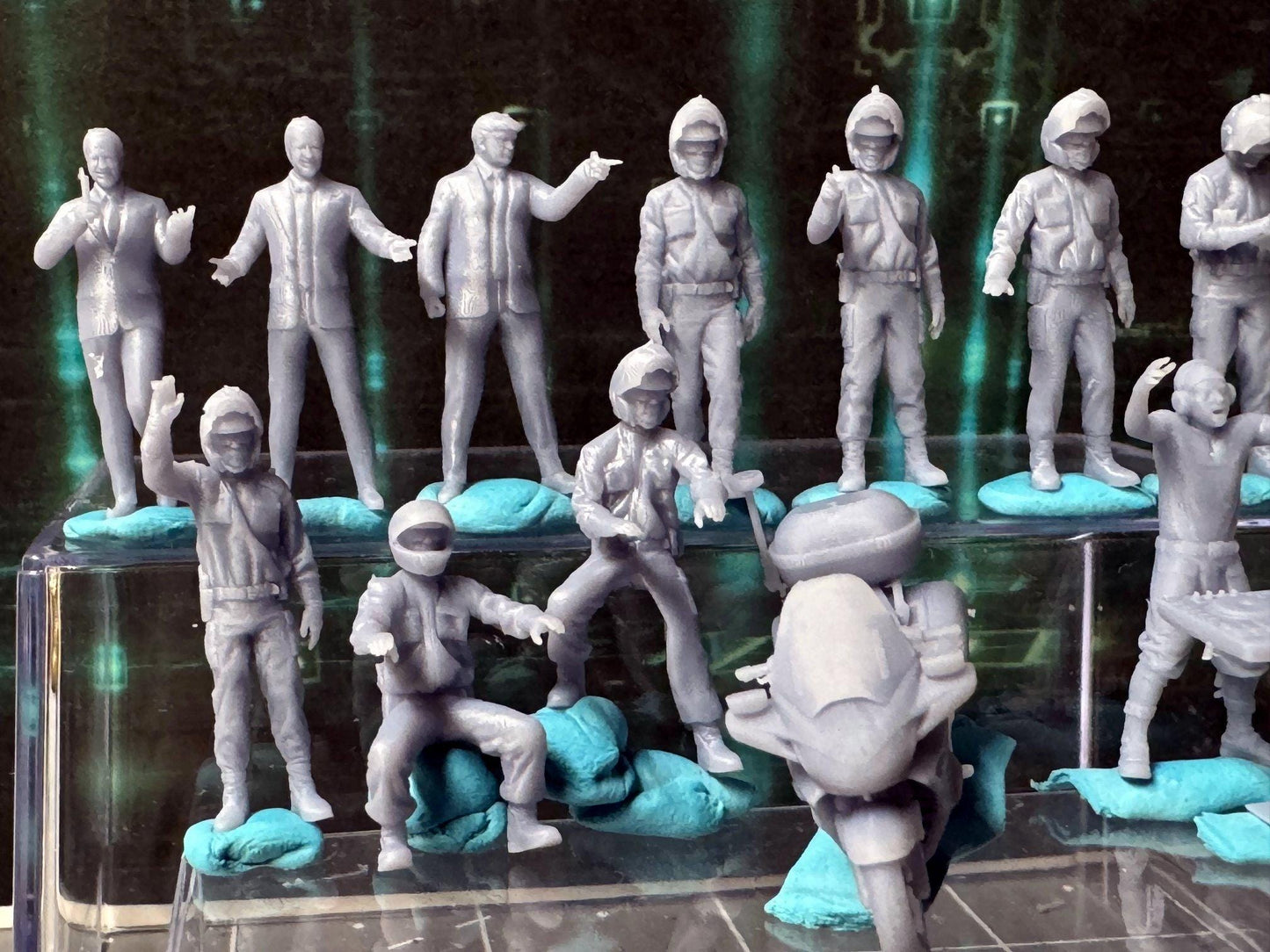 Double G 1:64 Miniature Human Figures - Unpainted - great for Dioramas - Made in the USA LOT 693 Miniature 1.10 Misc People