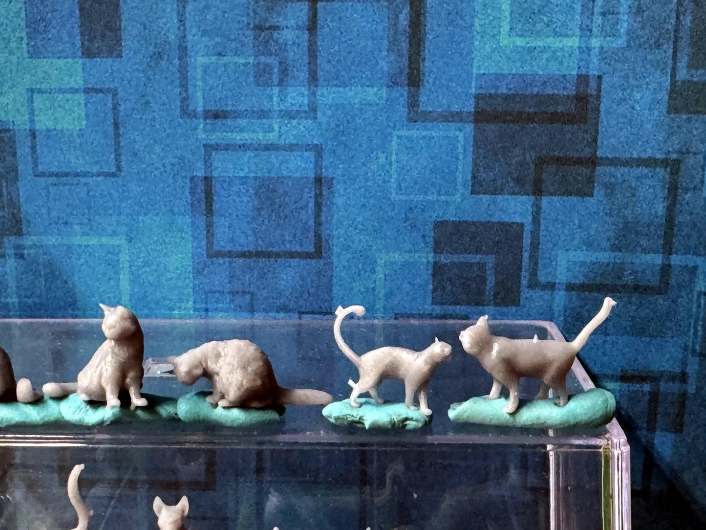 Double G 1:64 Miniature Human Figures - Unpainted - great for Dioramas - Made in the USA LOT 695 Miniature 1.10 Cats