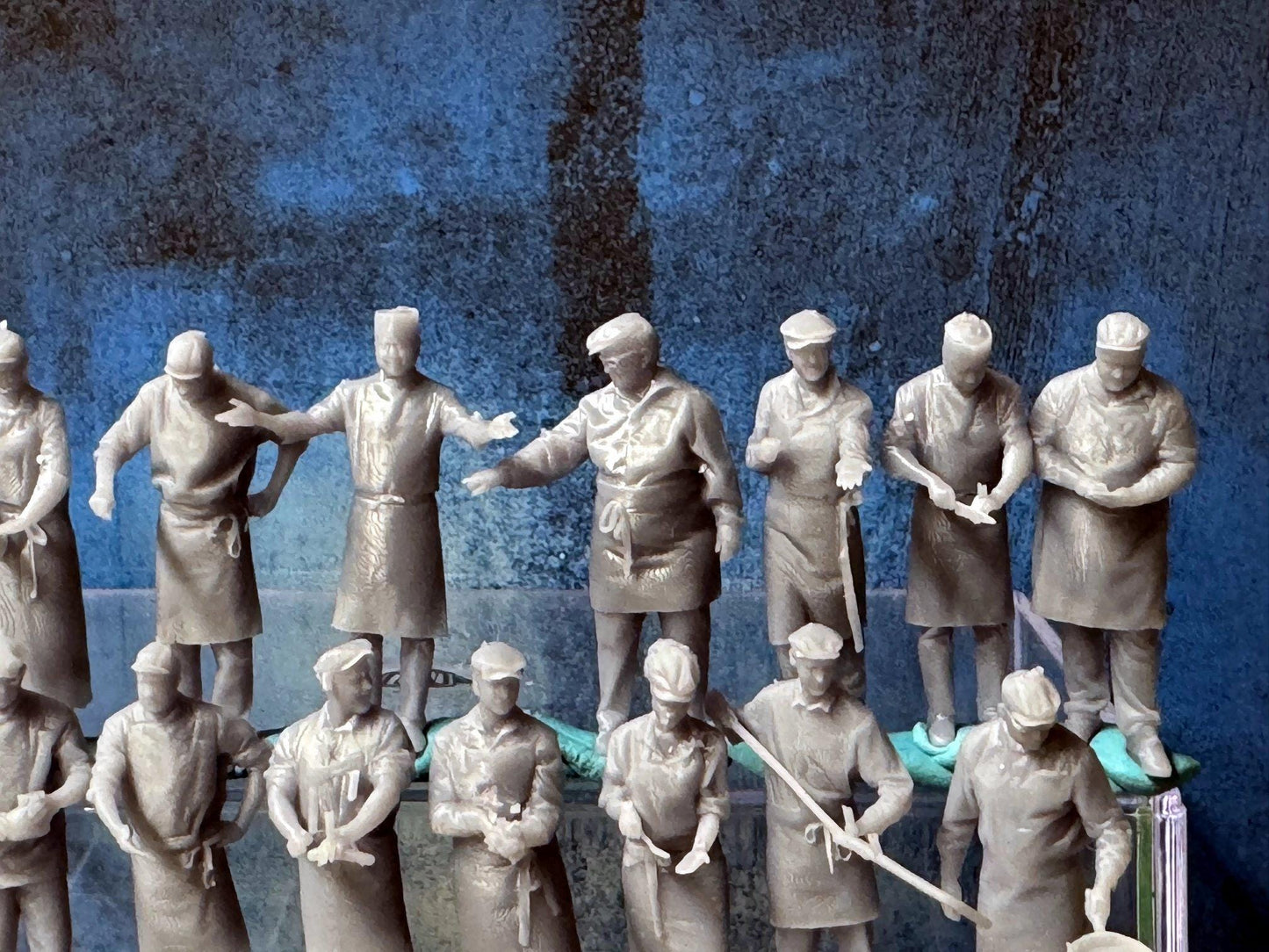 Double G 1:64 Miniature Human Figures - Unpainted - great for Dioramas - Made in the USA LOT 696 Miniature 1.10 Chefs / Cooks