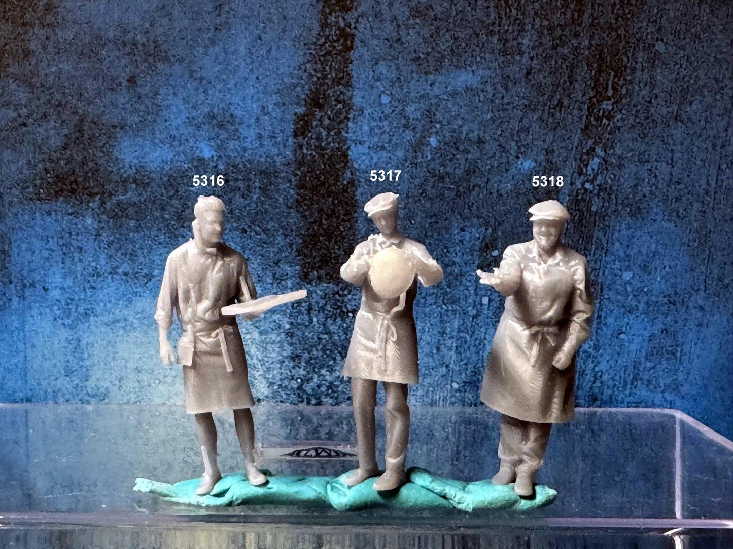 Double G 1:64 Miniature Human Figures - Unpainted - great for Dioramas - Made in the USA LOT 696 Miniature 1.10 Chefs / Cooks