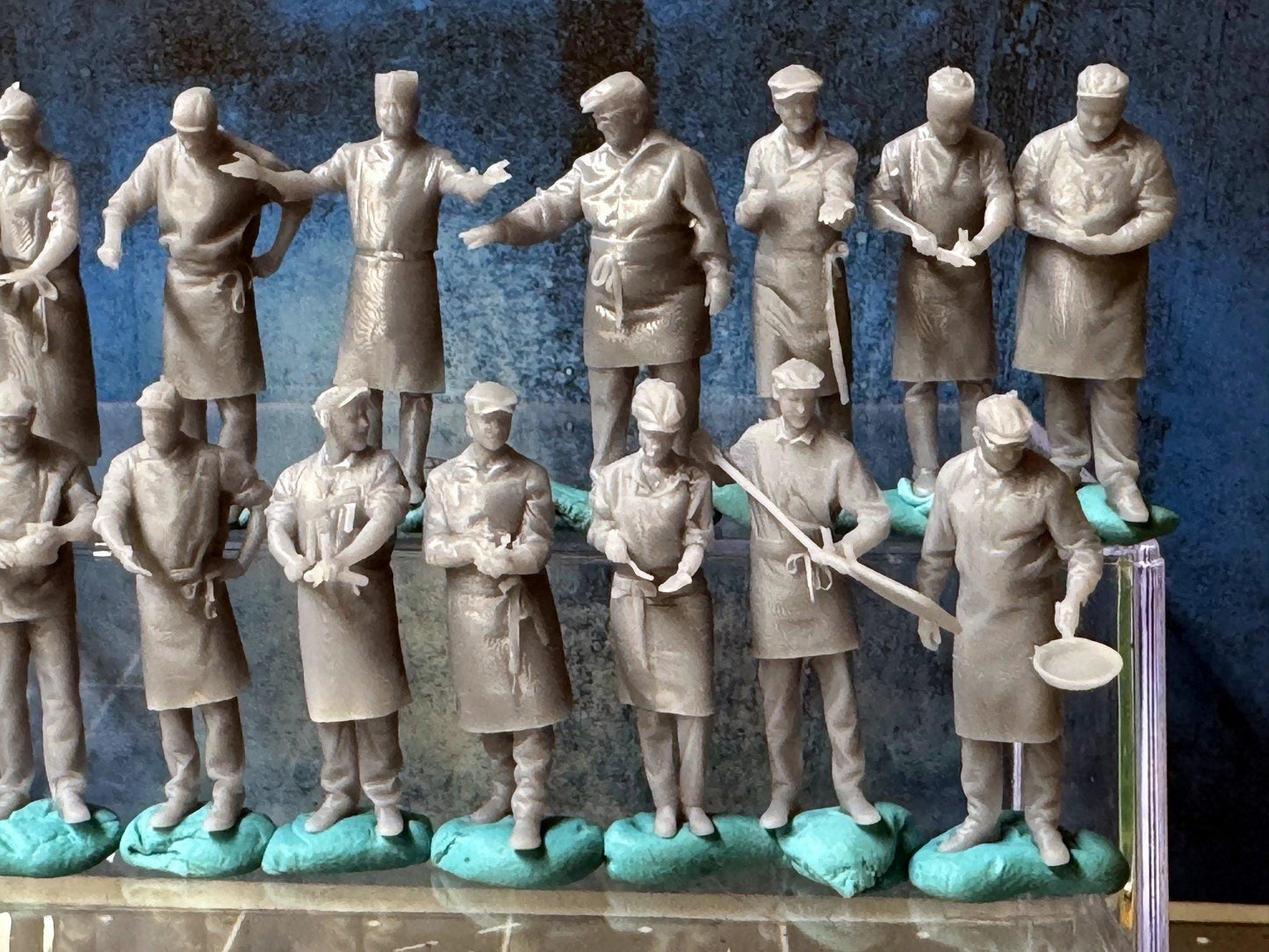 Double G 1:64 Miniature Human Figures - Unpainted - great for Dioramas - Made in the USA LOT 696 Miniature 1.10 Chefs / Cooks