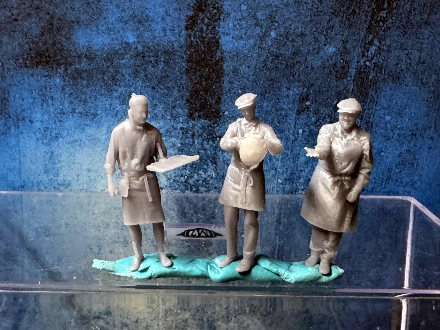Double G 1:64 Miniature Human Figures - Unpainted - great for Dioramas - Made in the USA LOT 696 Miniature 1.10 Chefs / Cooks