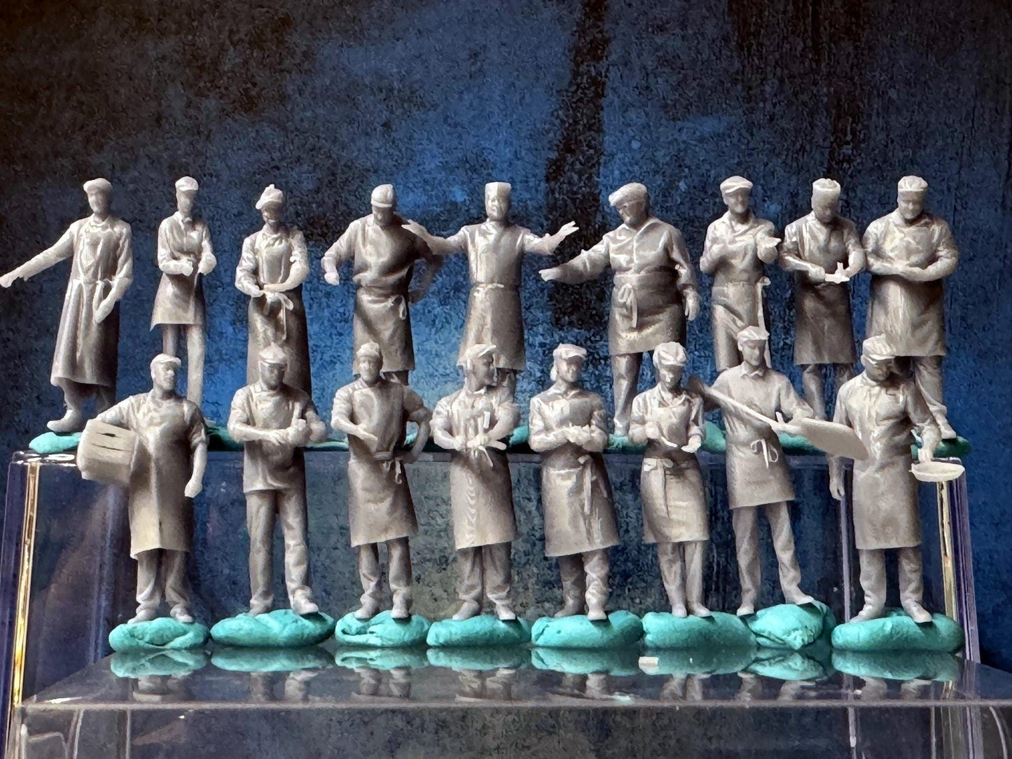 Double G 1:64 Miniature Human Figures - Unpainted - great for Dioramas - Made in the USA LOT 696 Miniature 1.10 Chefs / Cooks