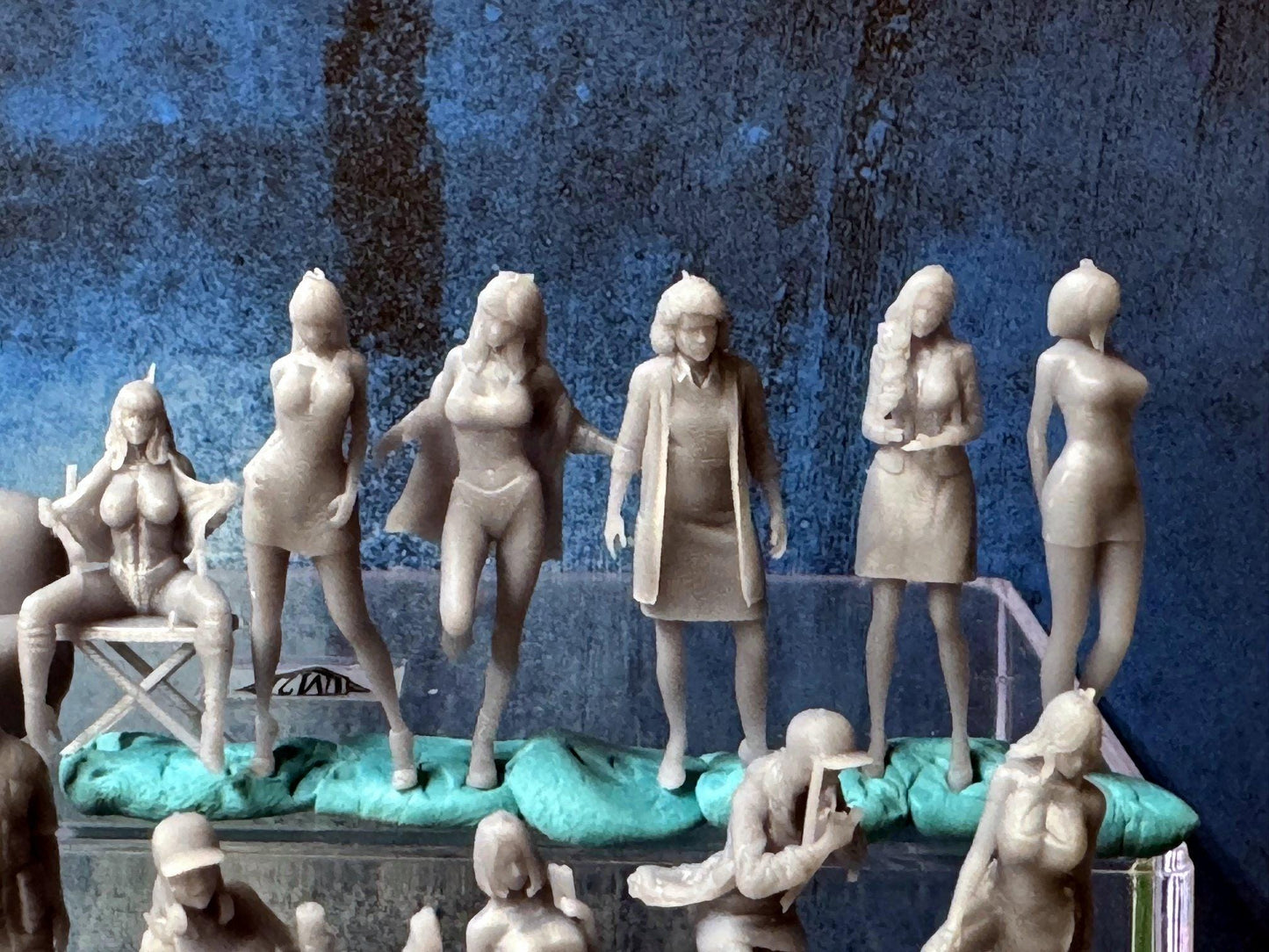Double G 1:64 Miniature Human Figures - Unpainted - great for Dioramas - Made in the USA LOT 699 Miniature 1.10 Misc People