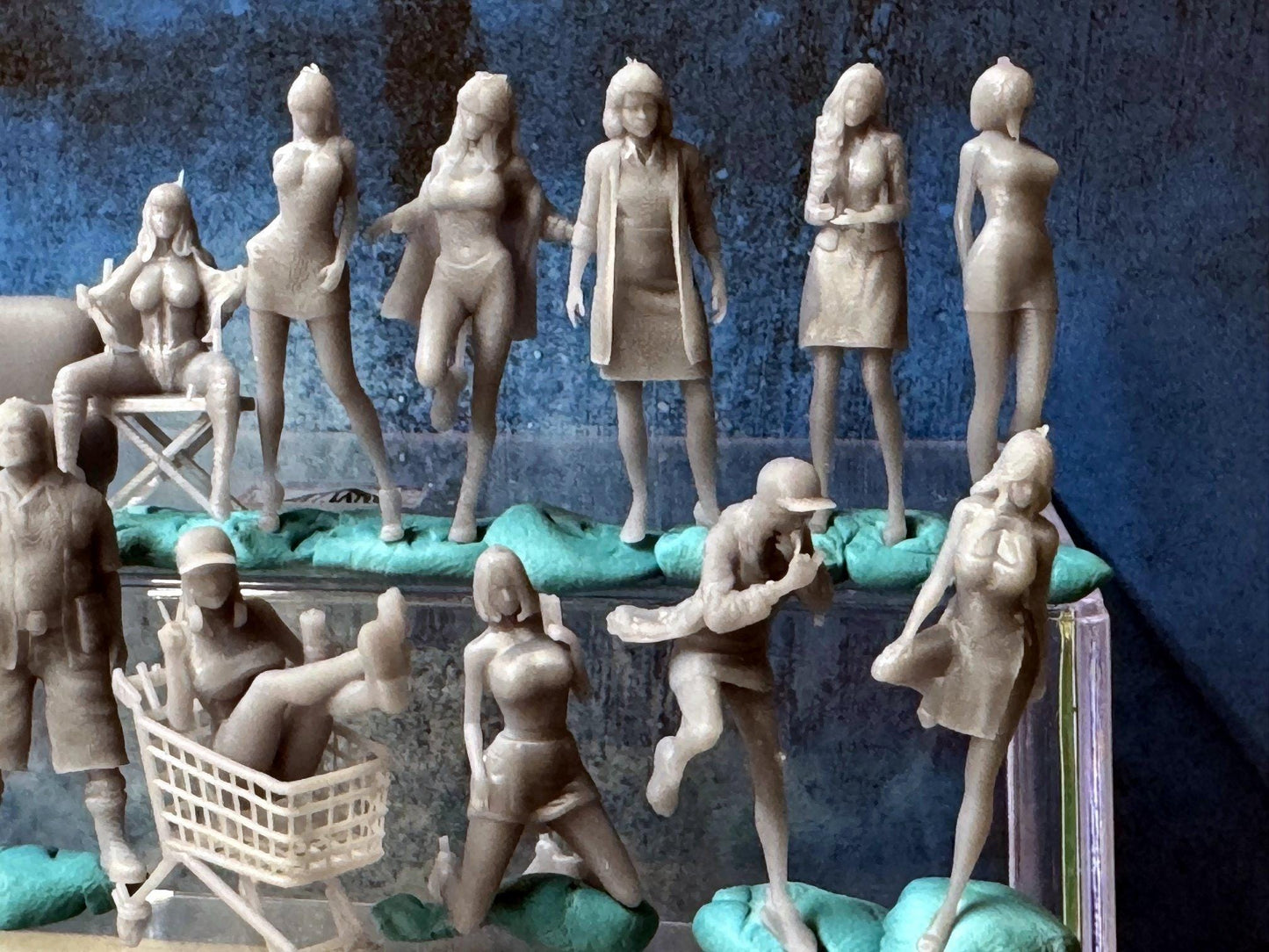 Double G 1:64 Miniature Human Figures - Unpainted - great for Dioramas - Made in the USA LOT 699 Miniature 1.10 Misc People