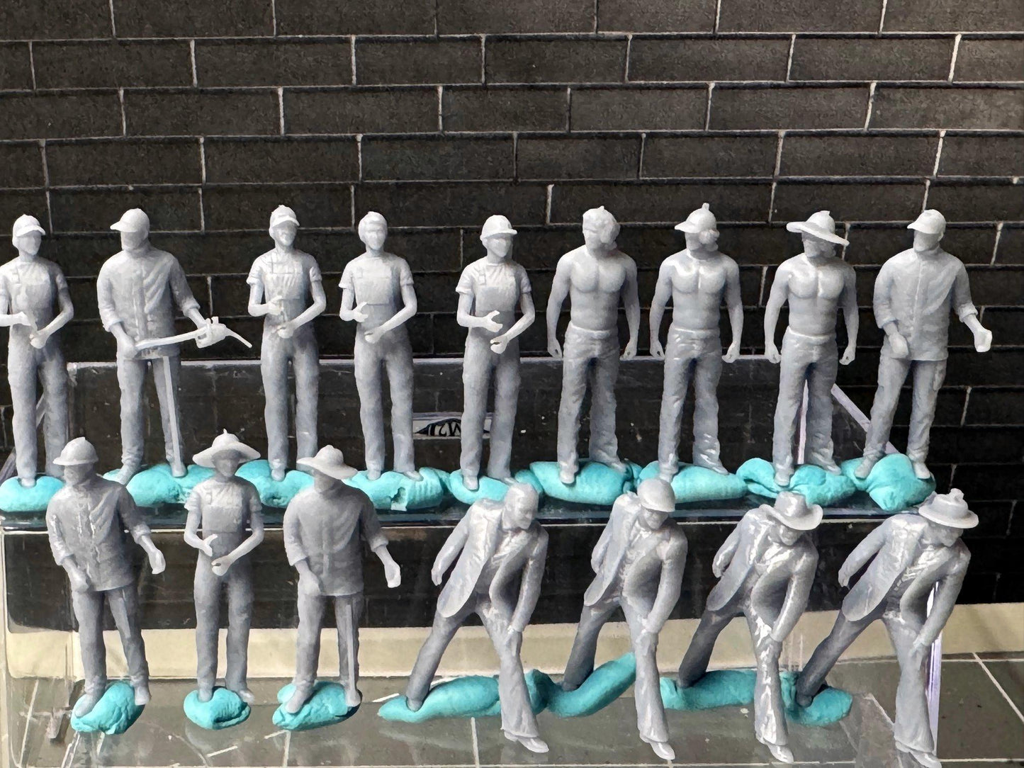 Double G 1:64 Miniature Human Figures - Unpainted - great for Dioramas - Made in the USA LOT 701 Miniature 1.10 Misc People