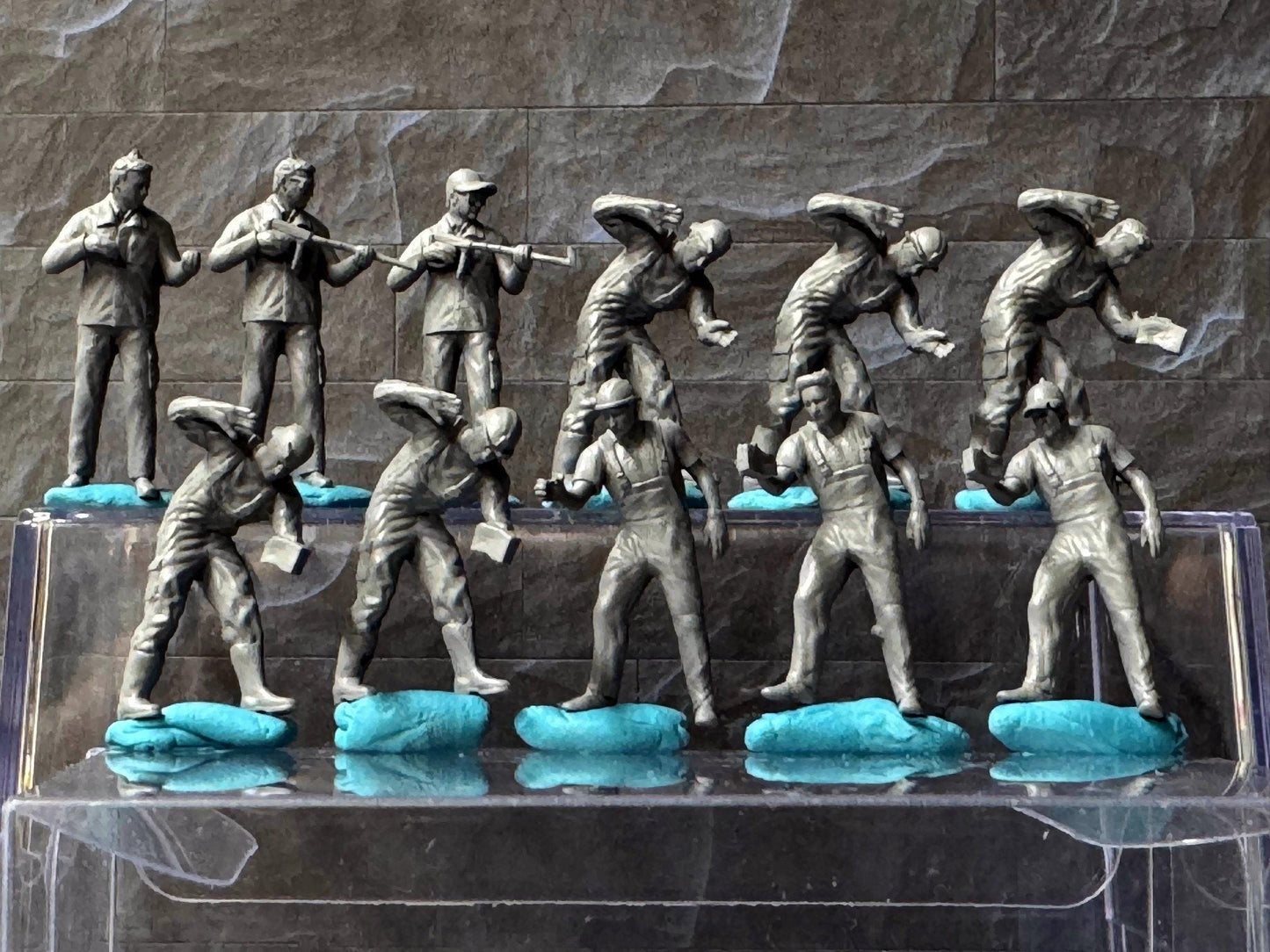 Double G 1:64 Miniature Human Figures - Unpainted - great for Dioramas - Made in the USA LOT 706 Miniature 1.10 Car Wash Folks