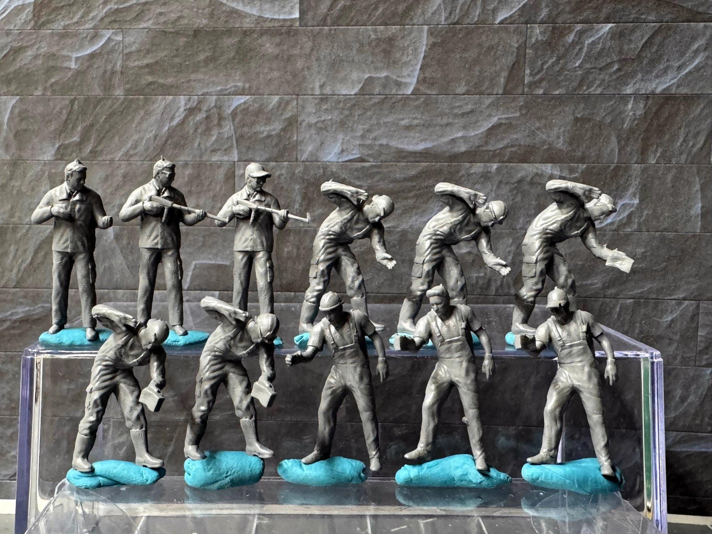 Double G 1:64 Miniature Human Figures - Unpainted - great for Dioramas - Made in the USA LOT 706 Miniature 1.10 Car Wash Folks