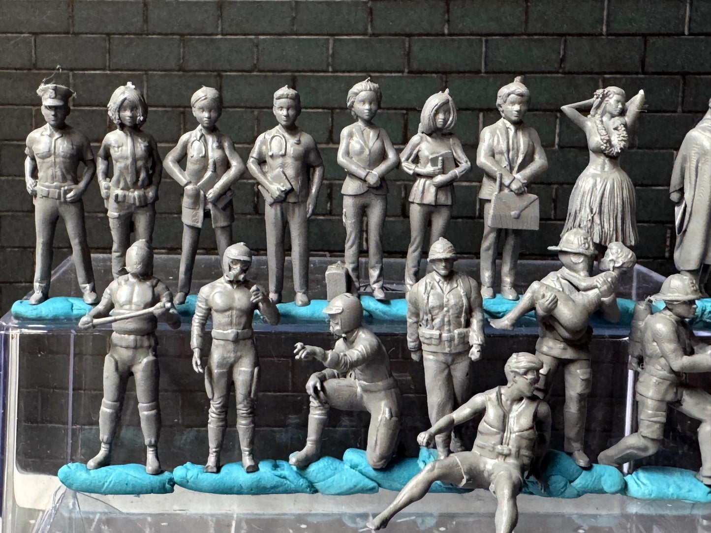 Double G 1:64 Miniature Human Figures - Unpainted - great for Dioramas - Made in the USA LOT 707 Miniature 1.10 Misc People