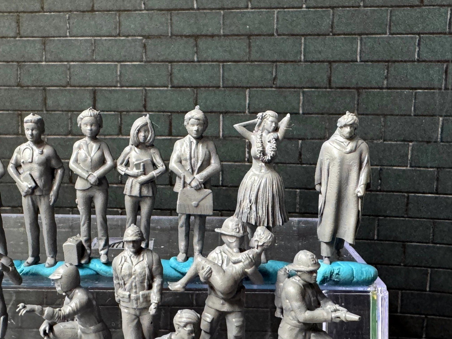 Double G 1:64 Miniature Human Figures - Unpainted - great for Dioramas - Made in the USA LOT 707 Miniature 1.10 Misc People