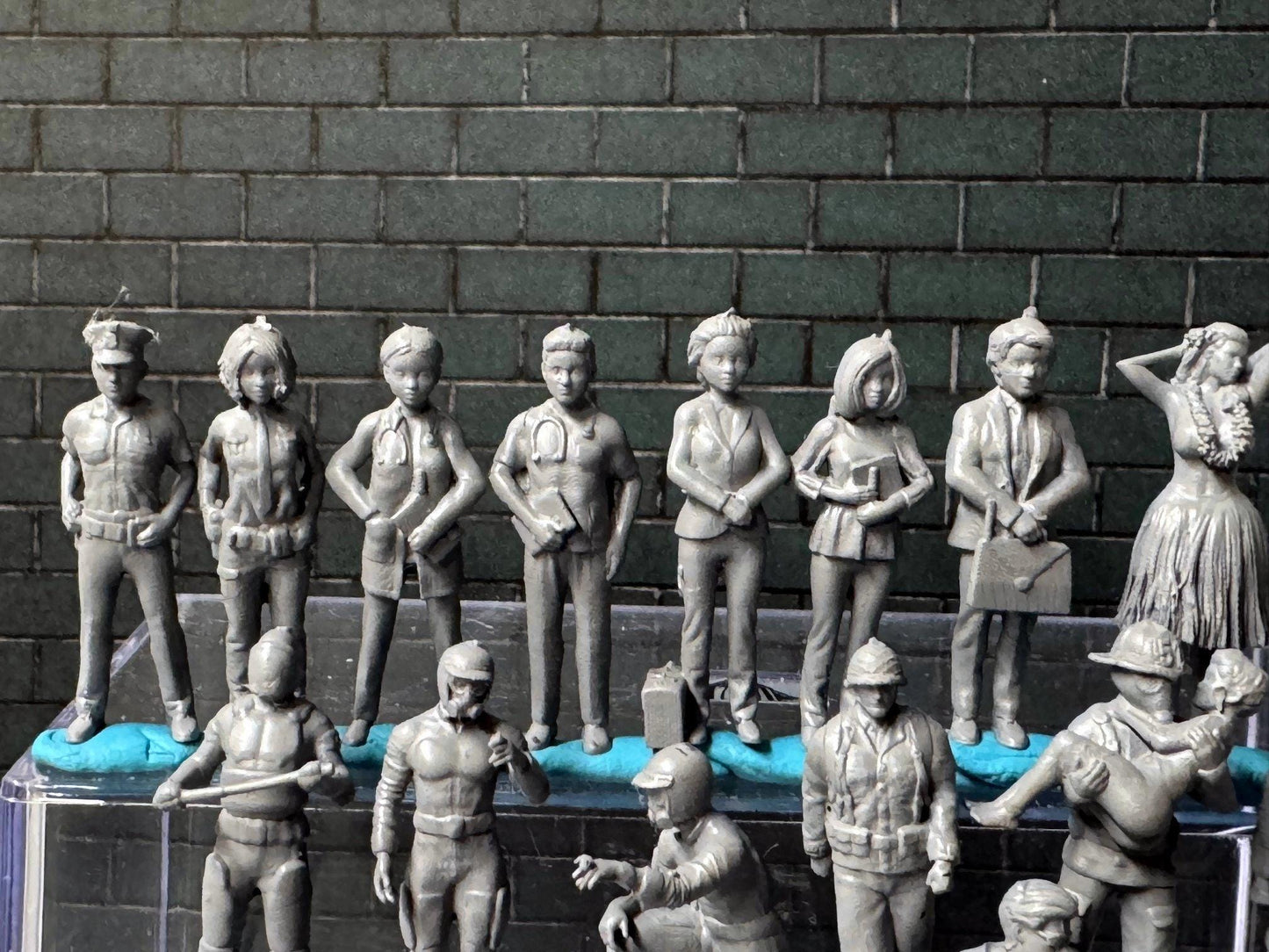 Double G 1:64 Miniature Human Figures - Unpainted - great for Dioramas - Made in the USA LOT 707 Miniature 1.10 Misc People
