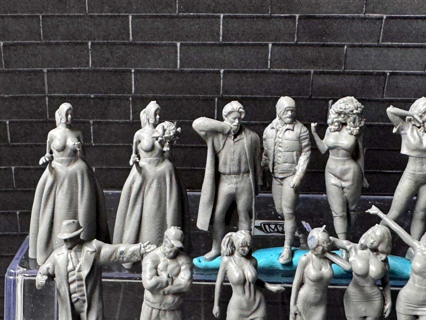 Double G 1:64 Miniature Human Figures - Unpainted - great for Dioramas - Made in the USA LOT 702 Miniature 1.10 Misc People