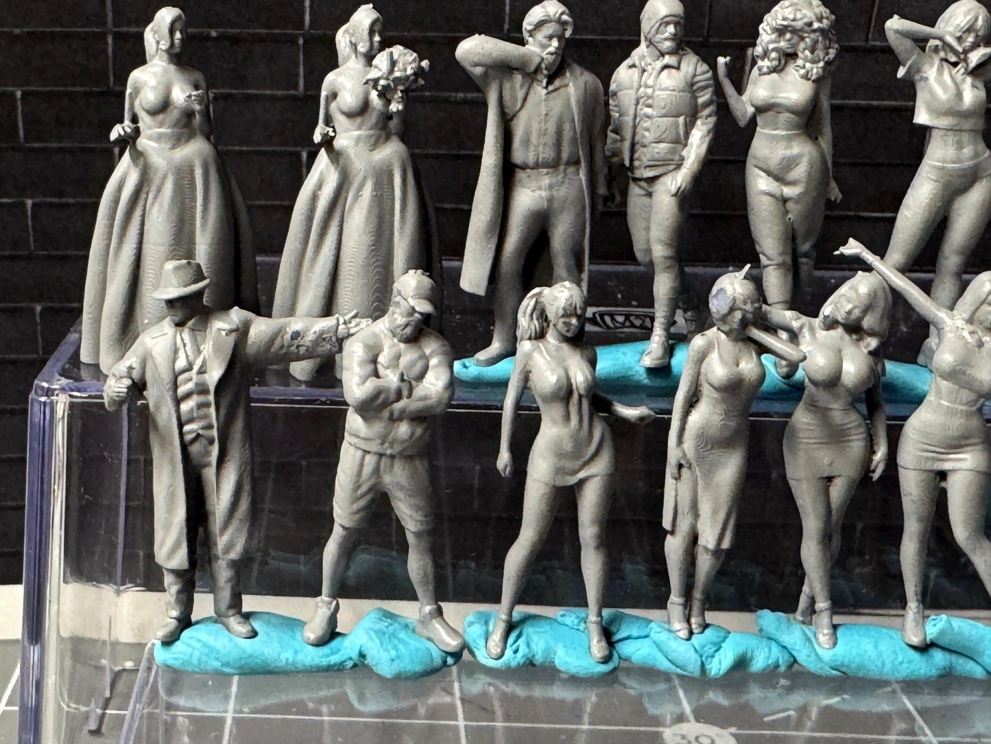 Double G 1:64 Miniature Human Figures - Unpainted - great for Dioramas - Made in the USA LOT 702 Miniature 1.10 Misc People