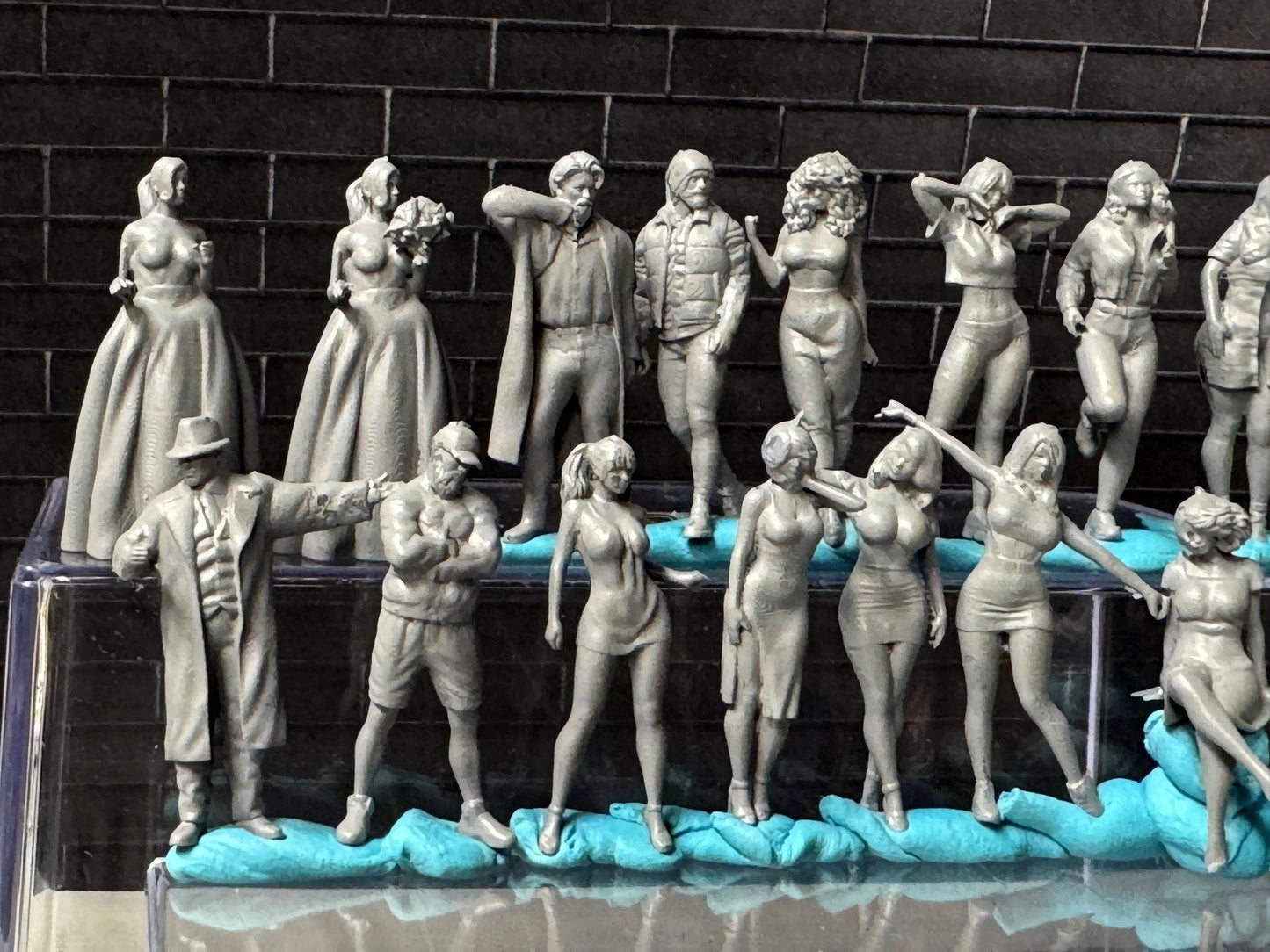 Double G 1:64 Miniature Human Figures - Unpainted - great for Dioramas - Made in the USA LOT 702 Miniature 1.10 Misc People