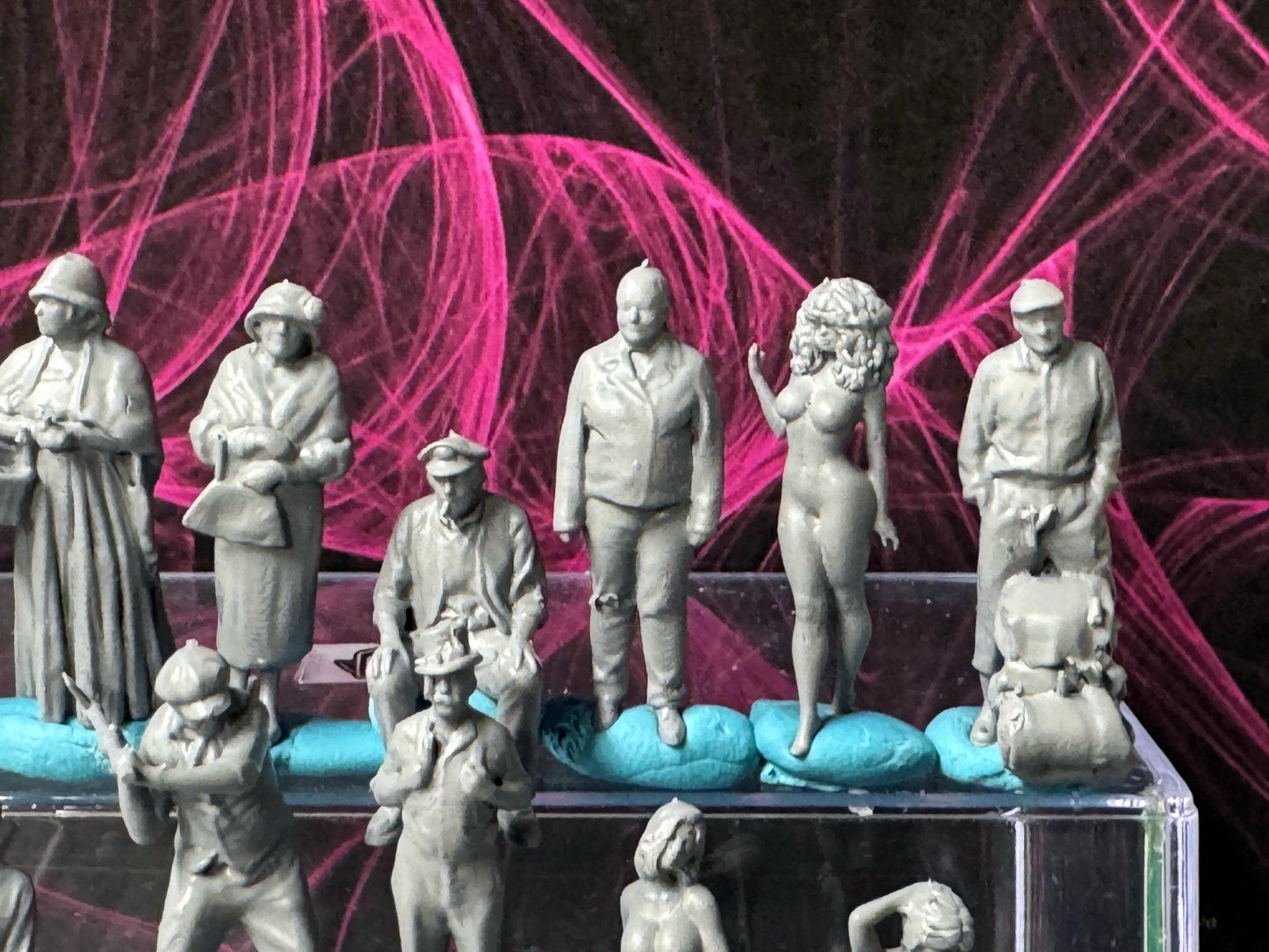Double G 1:64 Miniature Human Figures - Unpainted - great for Dioramas - Made in the USA LOT 704 Miniature 1.10 Misc People
