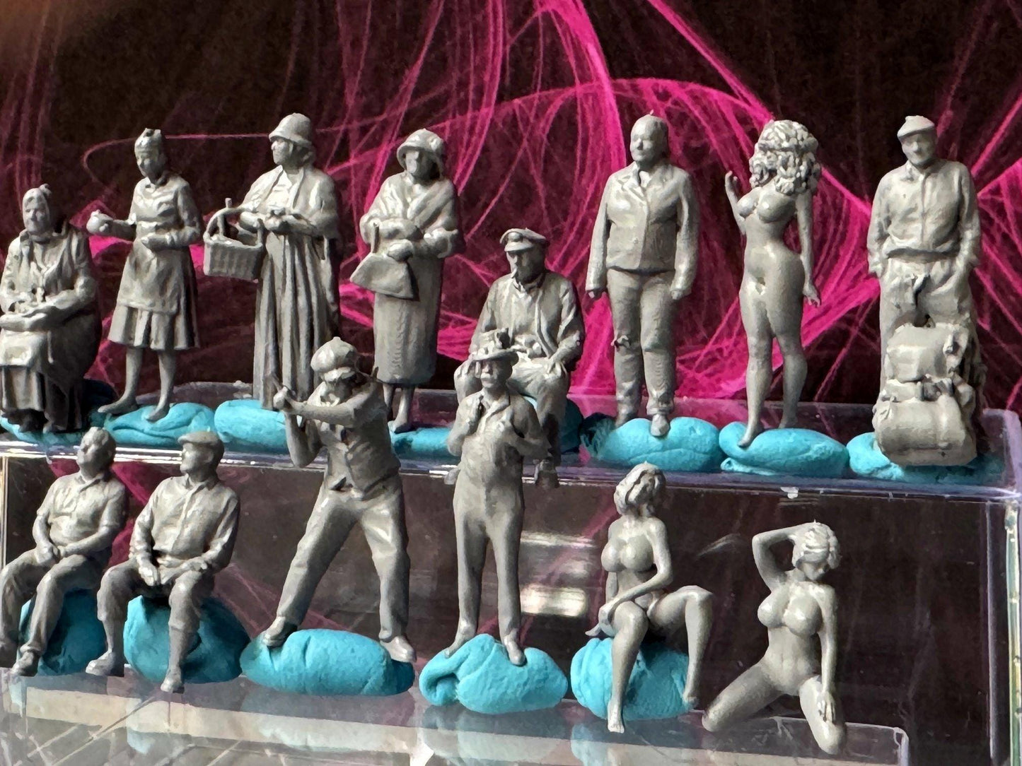 Double G 1:64 Miniature Human Figures - Unpainted - great for Dioramas - Made in the USA LOT 704 Miniature 1.10 Misc People