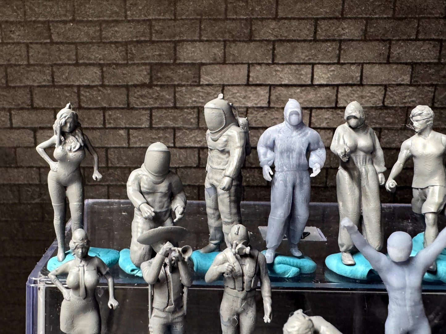 Double G 1:64 Miniature Human Figures - Unpainted - great for Dioramas - Made in the USA LOT 708 Miniature 1.10 Misc People