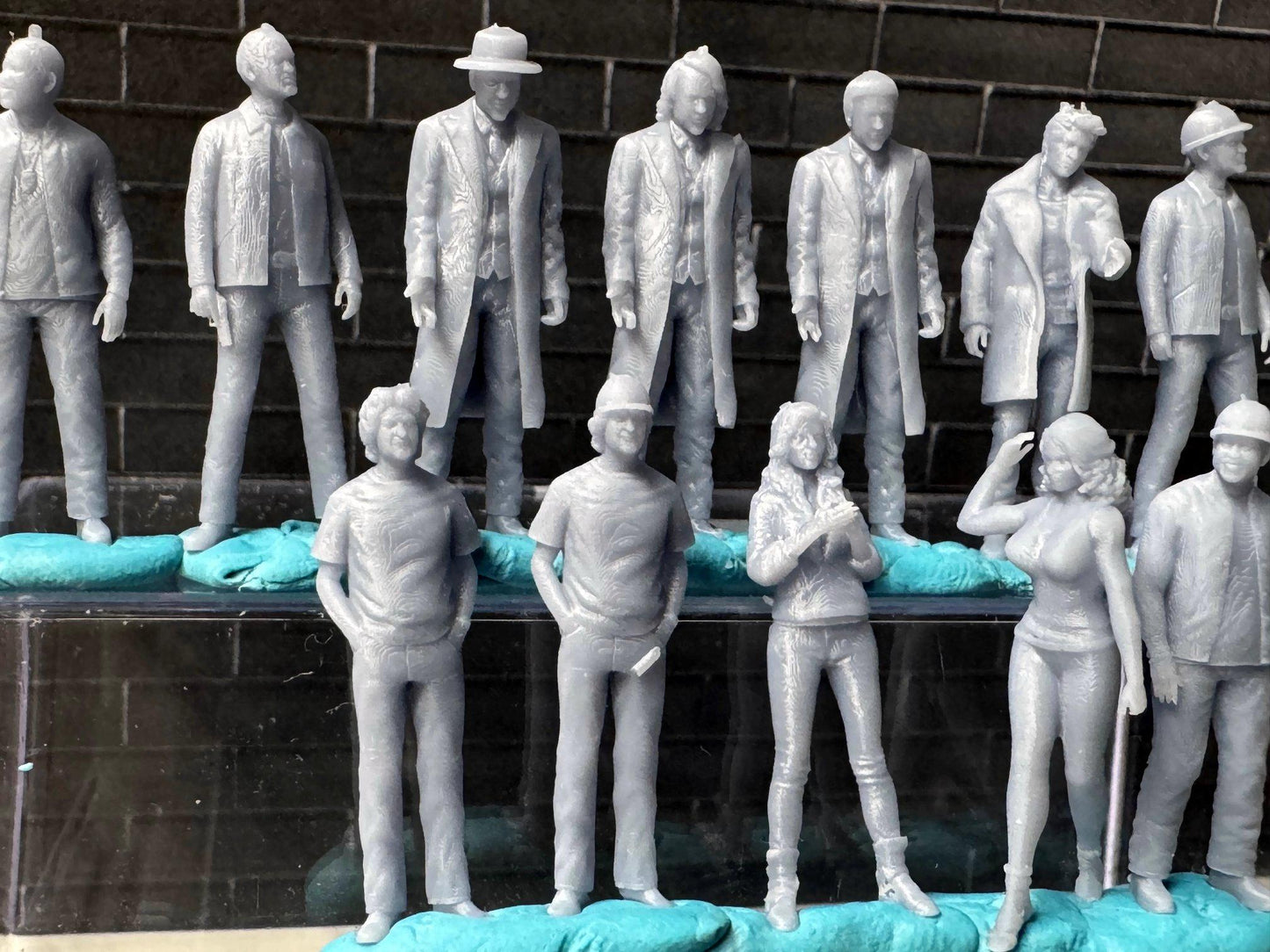 Double G 1:64 Miniature Human Figures - Unpainted - great for Dioramas - Made in the USA LOT 711 Miniature 1.10 Misc People