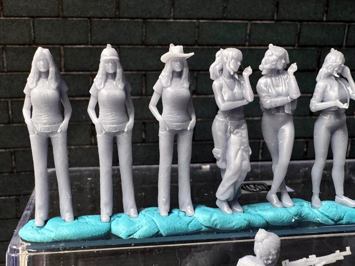 Double G 1:64 Miniature Human Figures - Unpainted - great for Dioramas - Made in the USA LOT 712 Miniature 1.10 Misc People